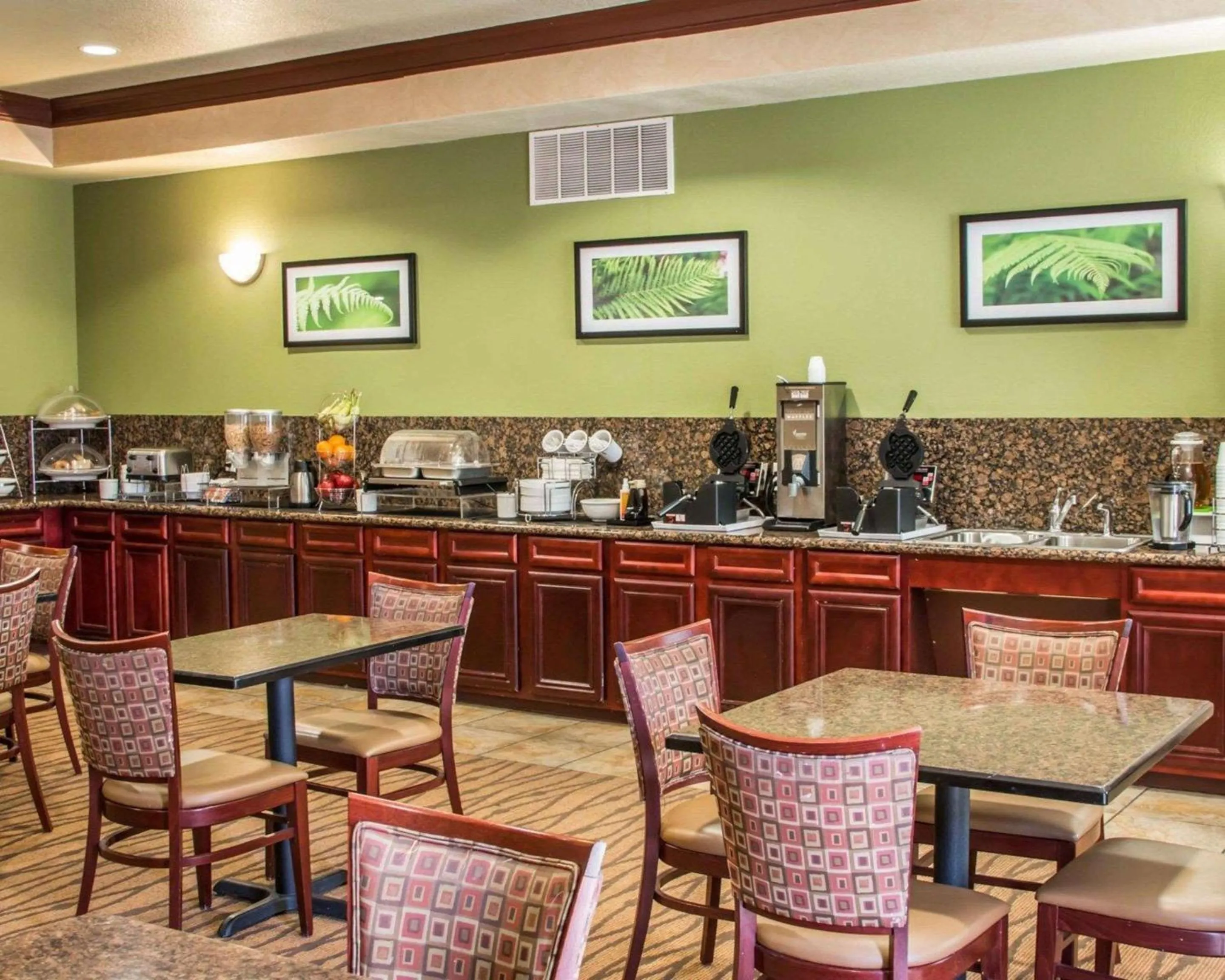 Breakfast in Sleep Inn & Suites at Six Flags