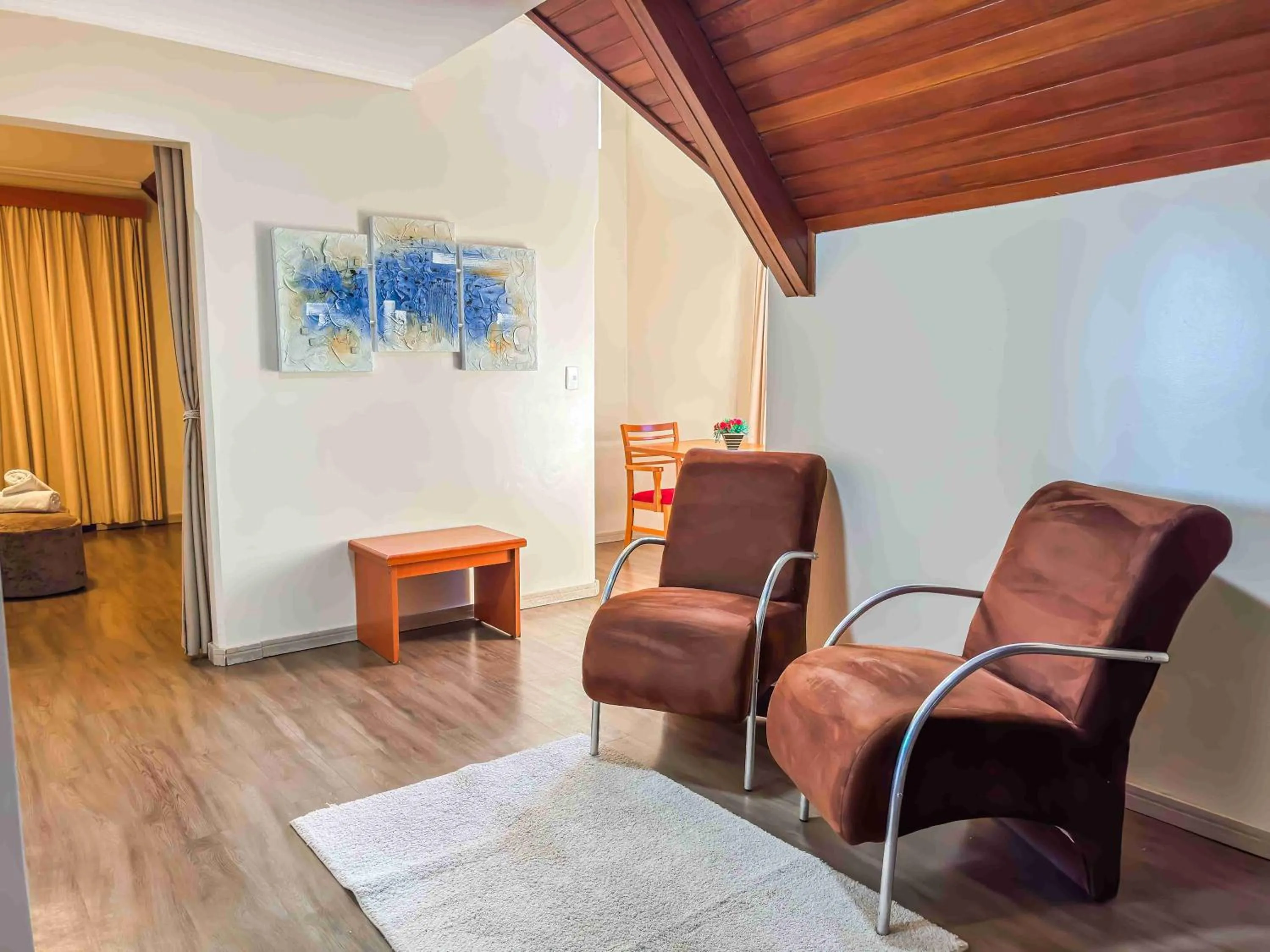 Seating area in Hotel Nacional Inn Campos do Jordão