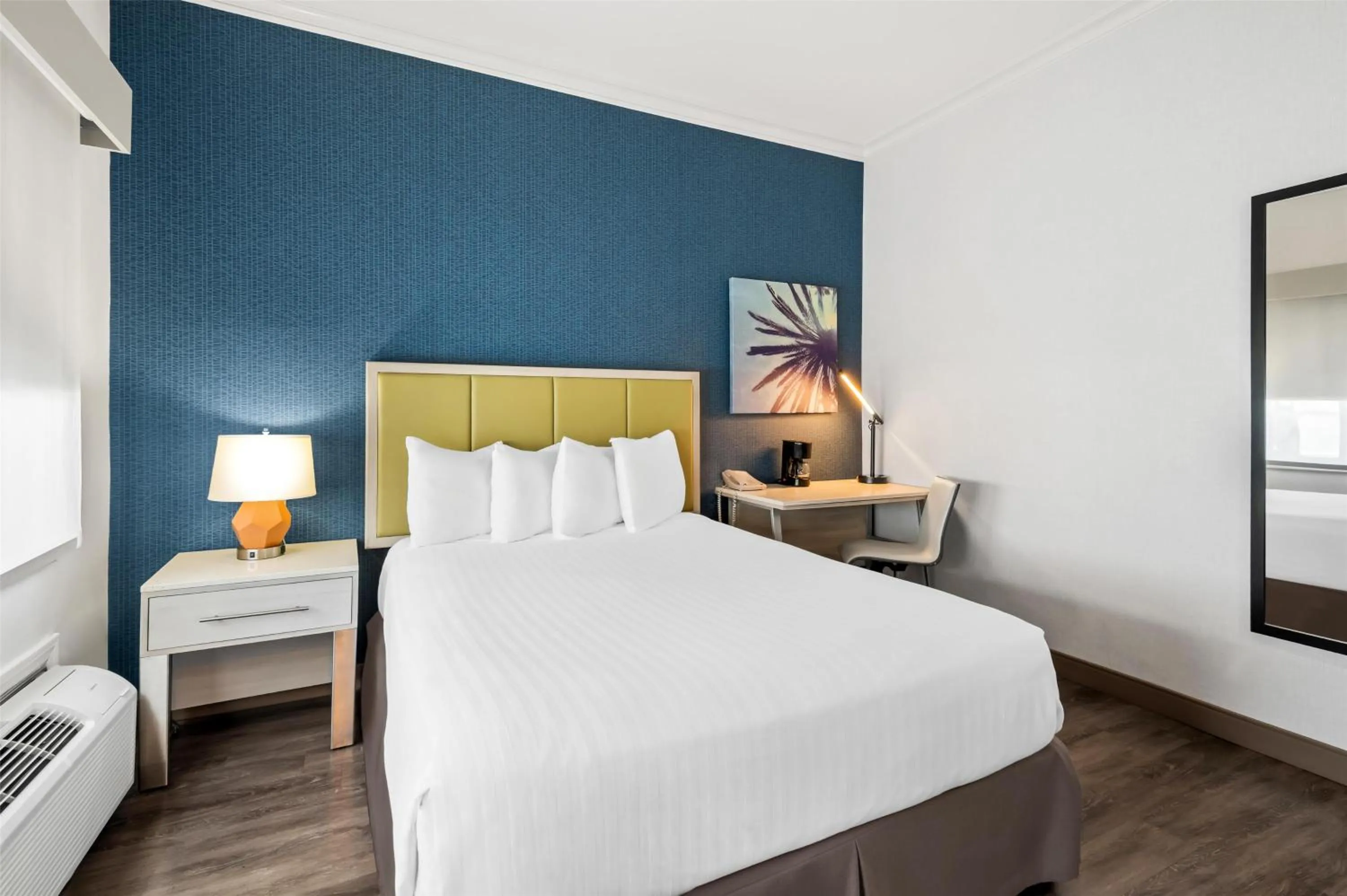 Bedroom, Bed in SureStay Hotel by Best Western Santa Monica