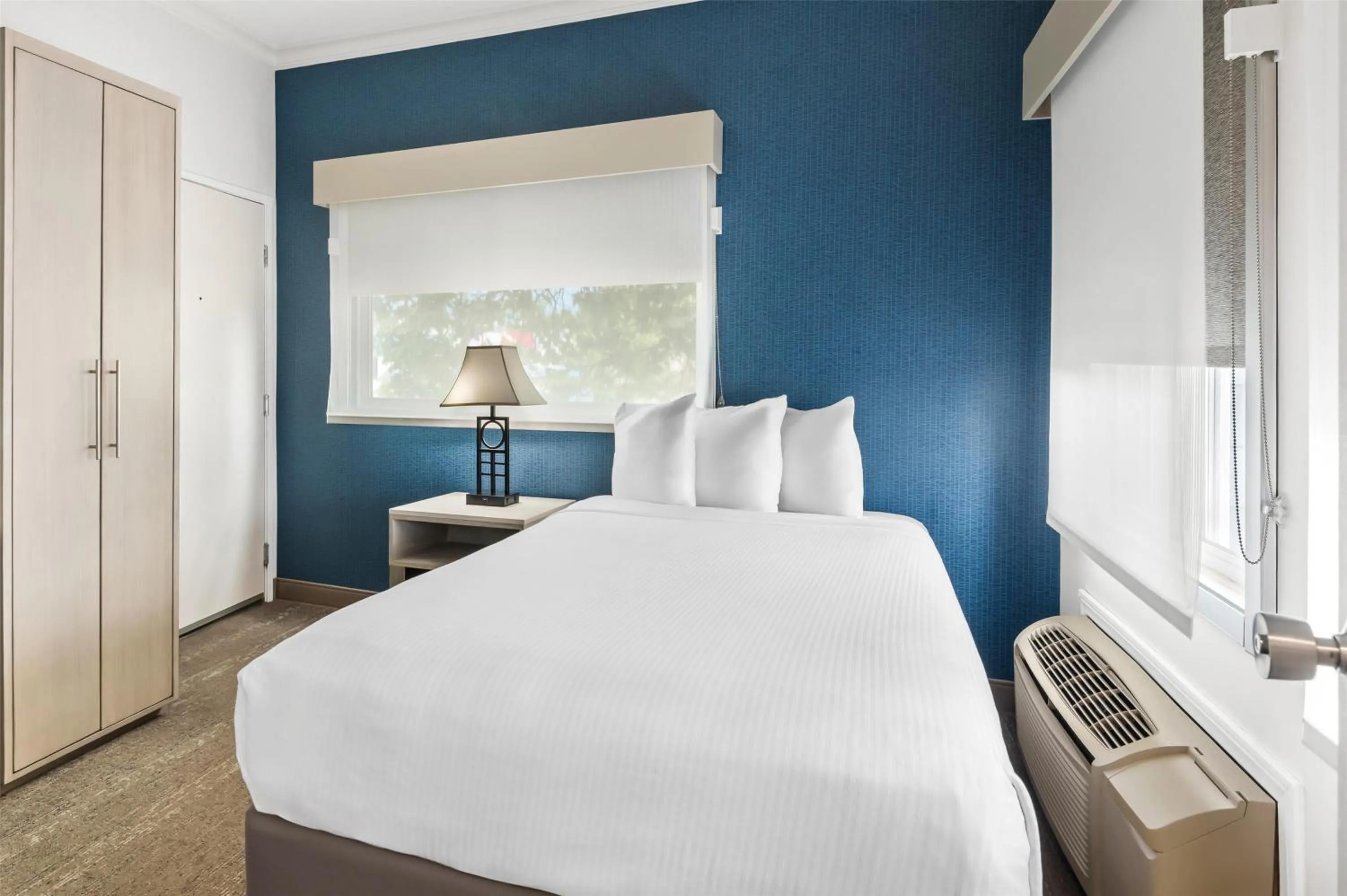 Bedroom, Bed in SureStay Hotel by Best Western Santa Monica