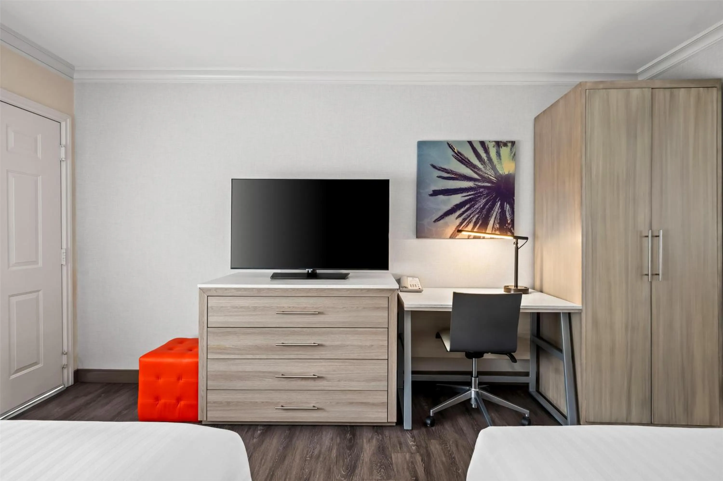 Bedroom, Bed in SureStay Hotel by Best Western Santa Monica