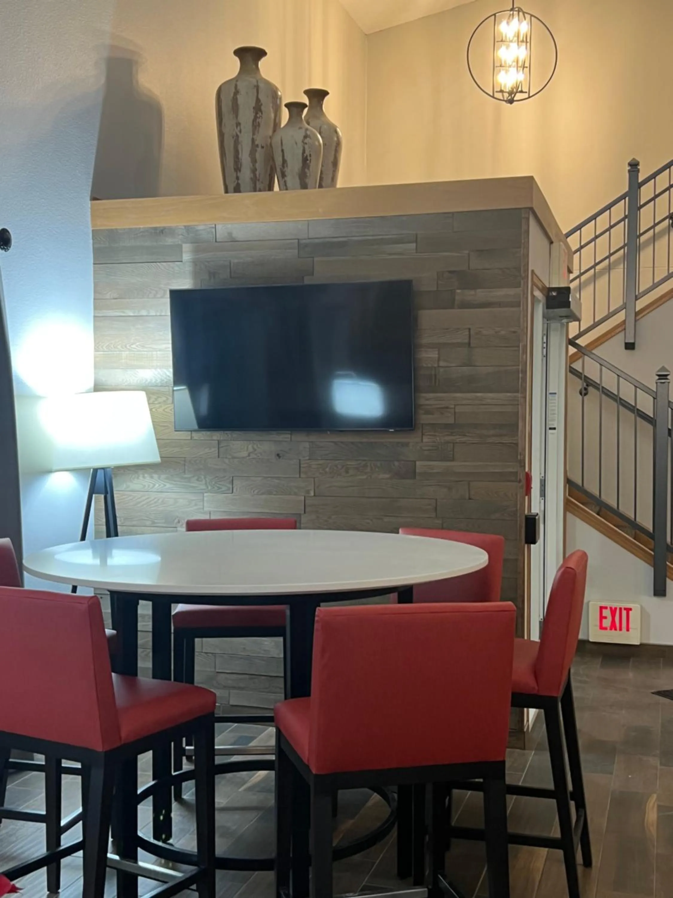 Communal lounge/ TV room in GrandStay Hotel & Suites