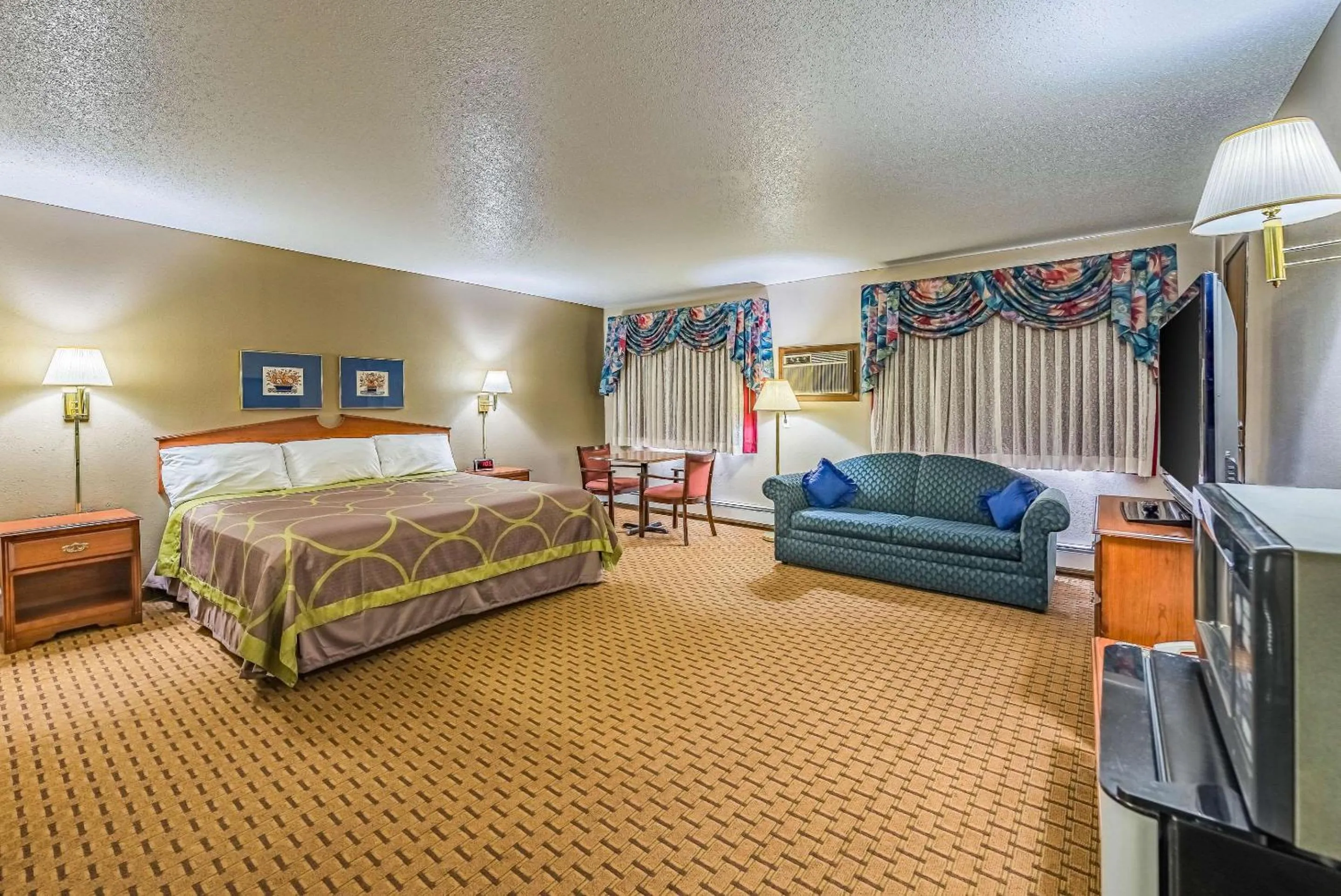 Photo of the whole room, Bed in Rodeway Inn Saint Joseph