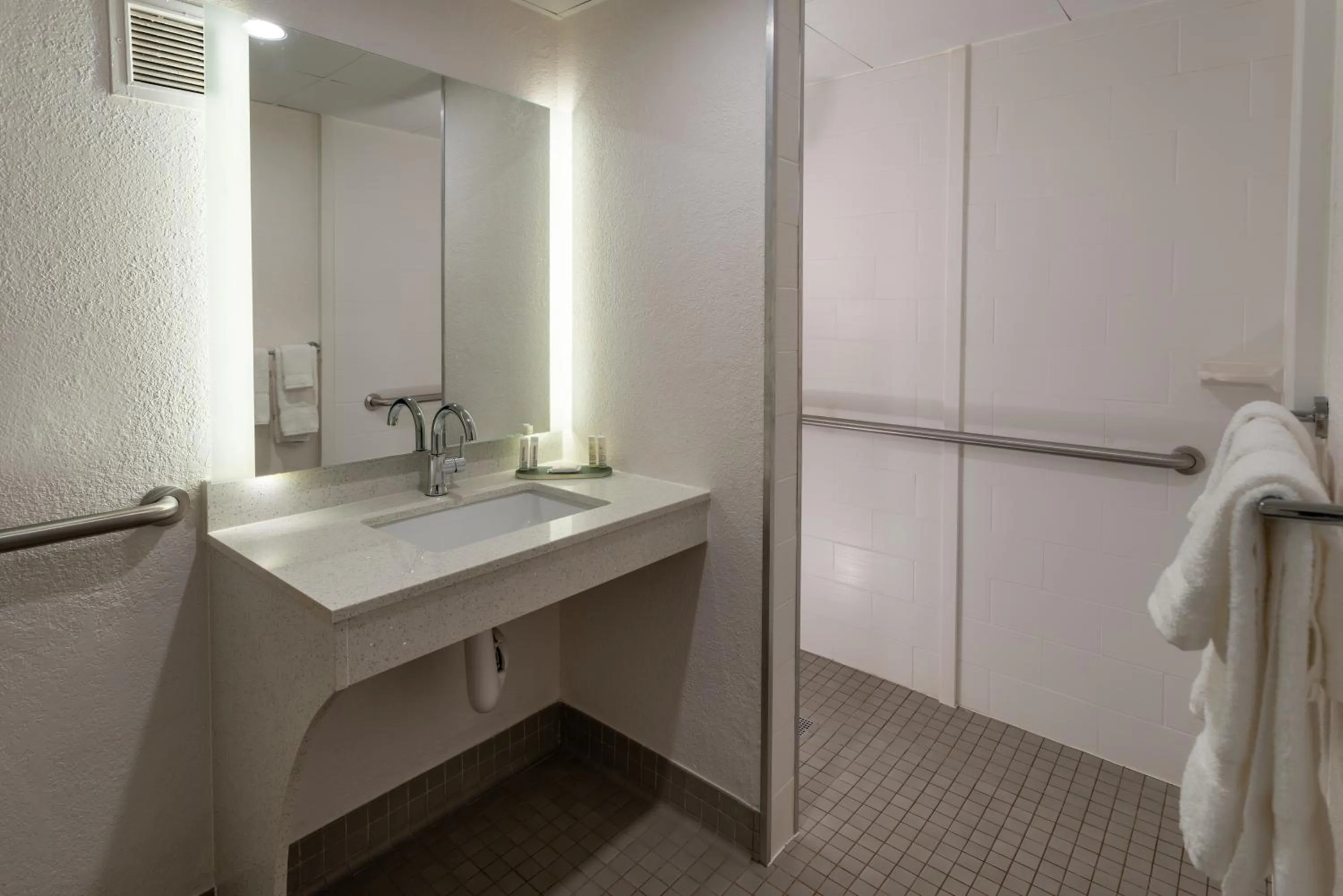 Bathroom in Baymont by Wyndham White Plains - Elmsford