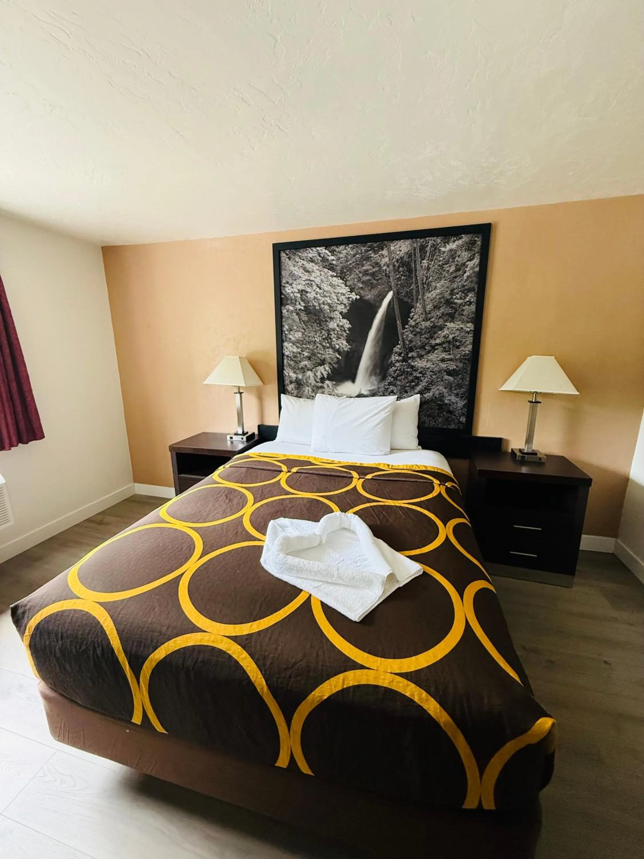 Bed in Super 8 by Wyndham Lacey Olympia Area