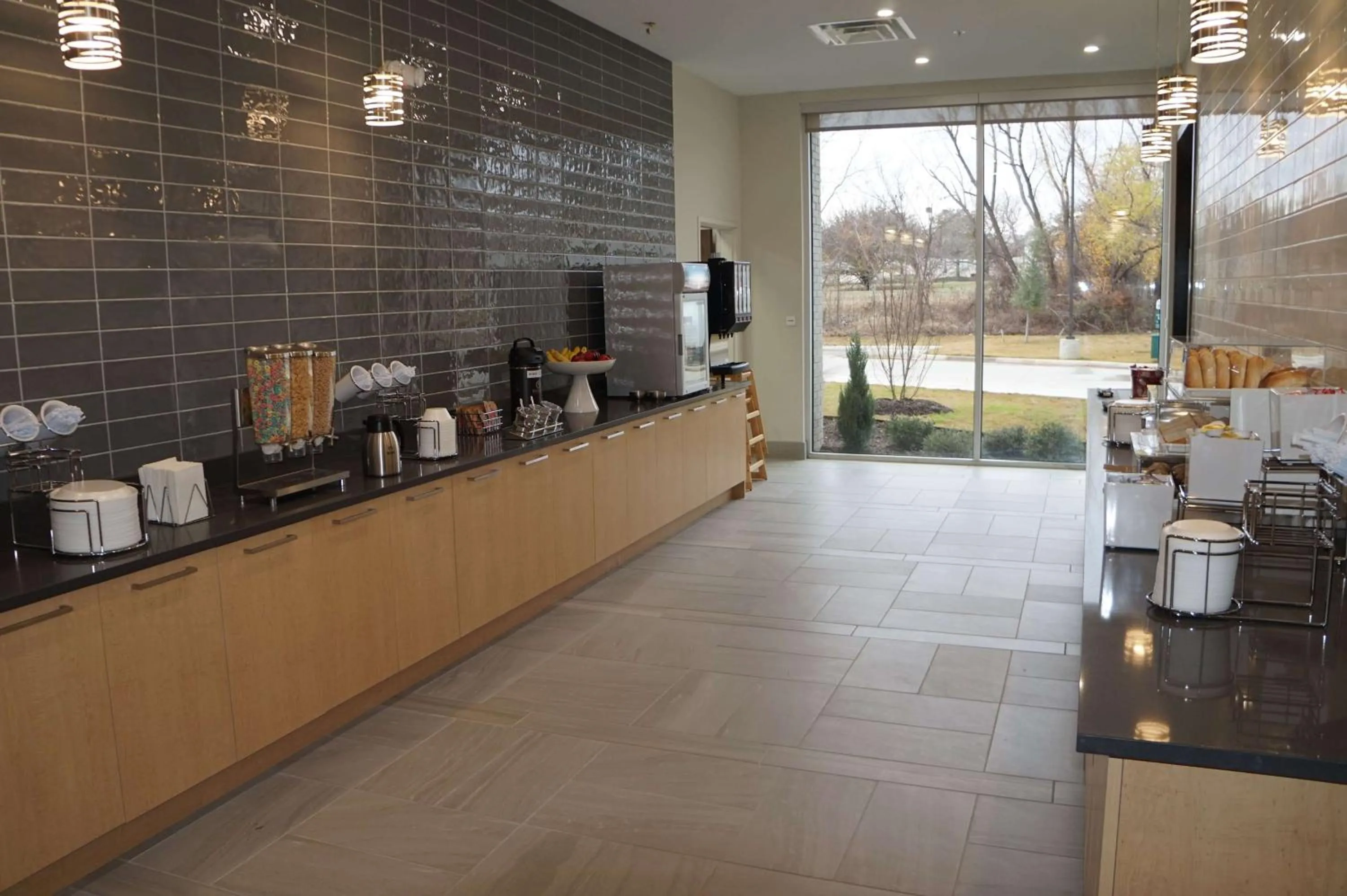 Restaurant/places to eat in La Quinta Inn & Suites by Wyndham Lewisville