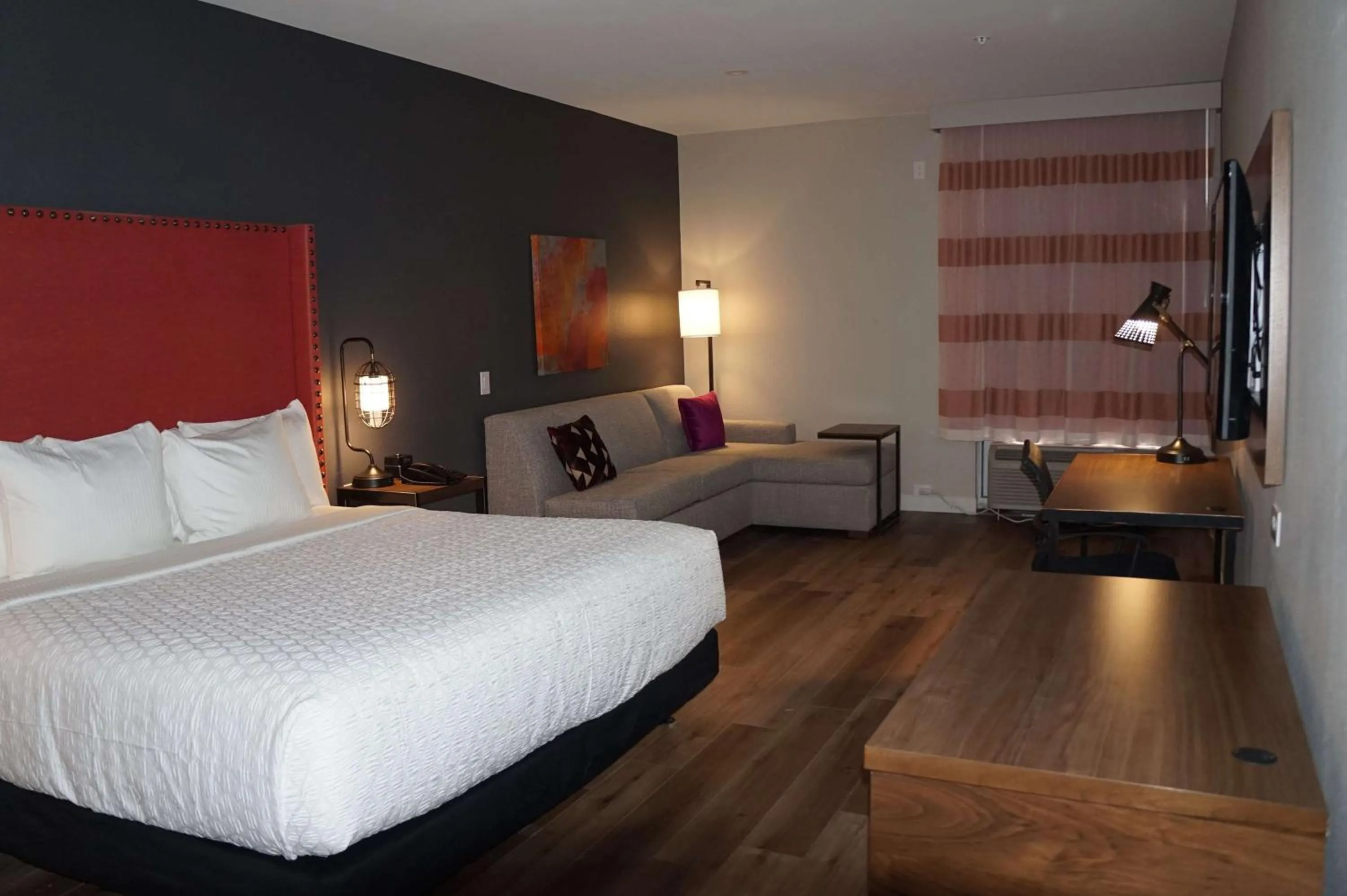 Photo of the whole room, Bed in La Quinta Inn & Suites by Wyndham Lewisville