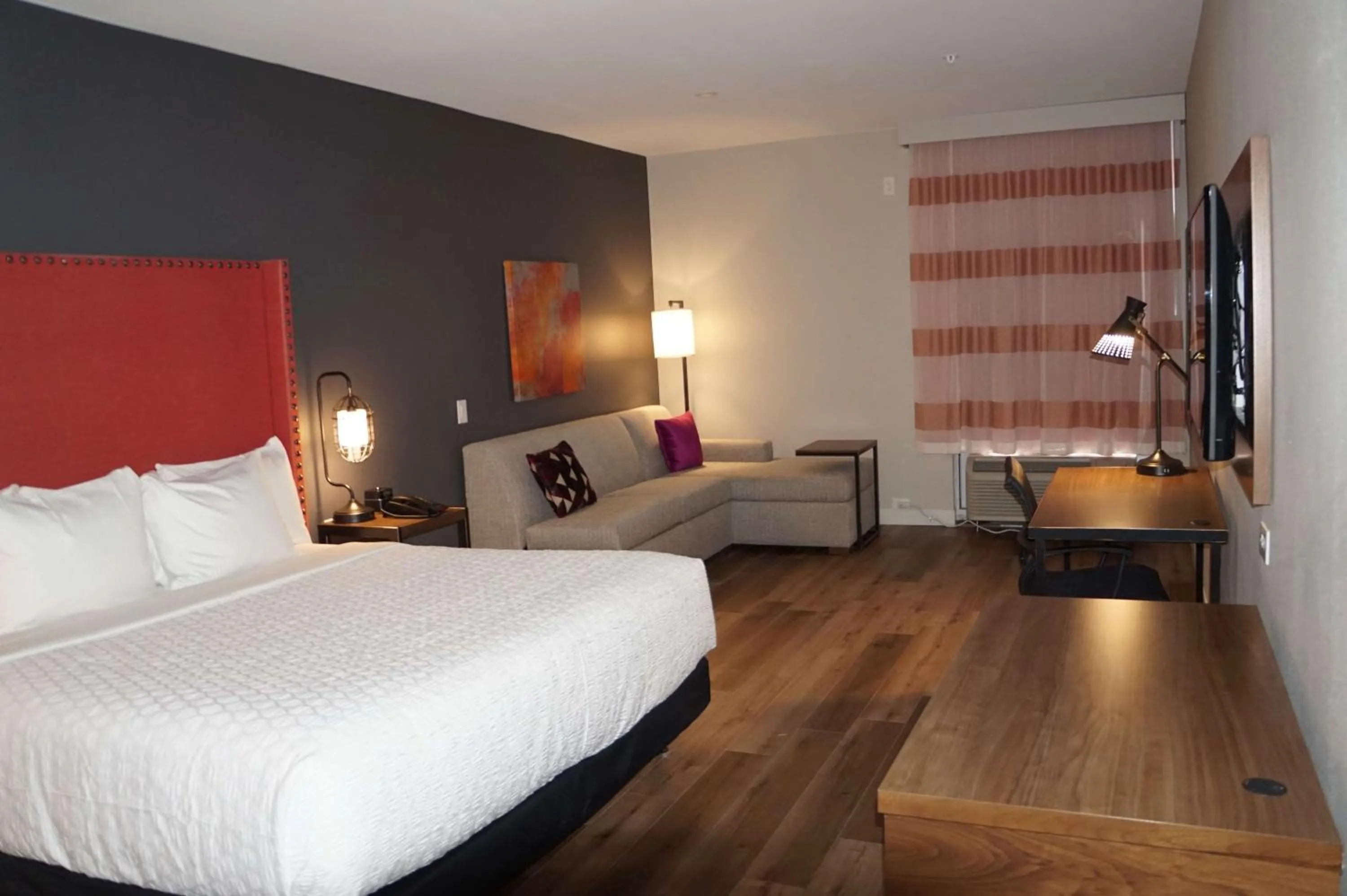 Photo of the whole room, Bed in La Quinta Inn & Suites by Wyndham Lewisville