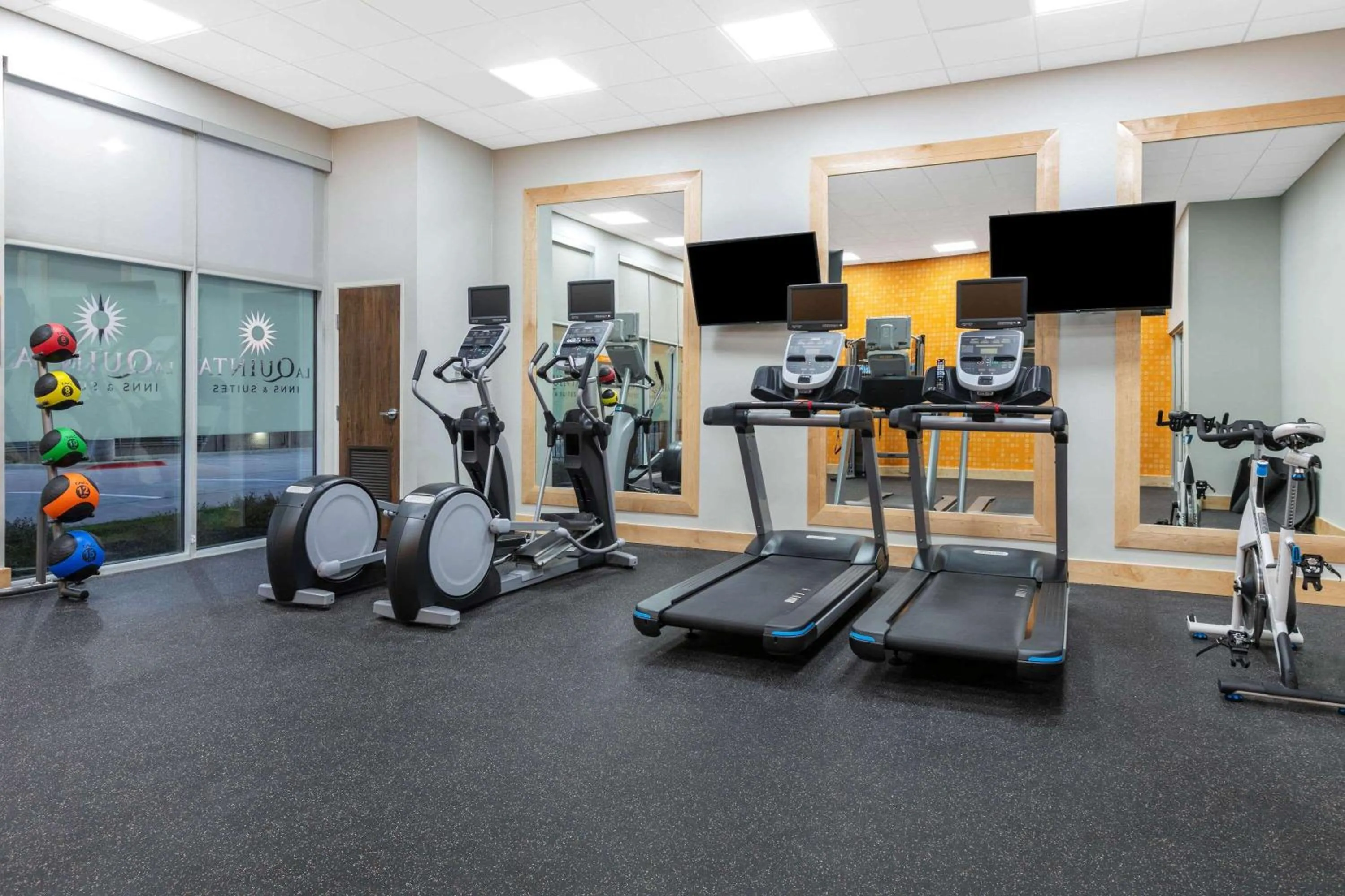 Fitness centre/facilities in La Quinta Inn & Suites by Wyndham Lewisville