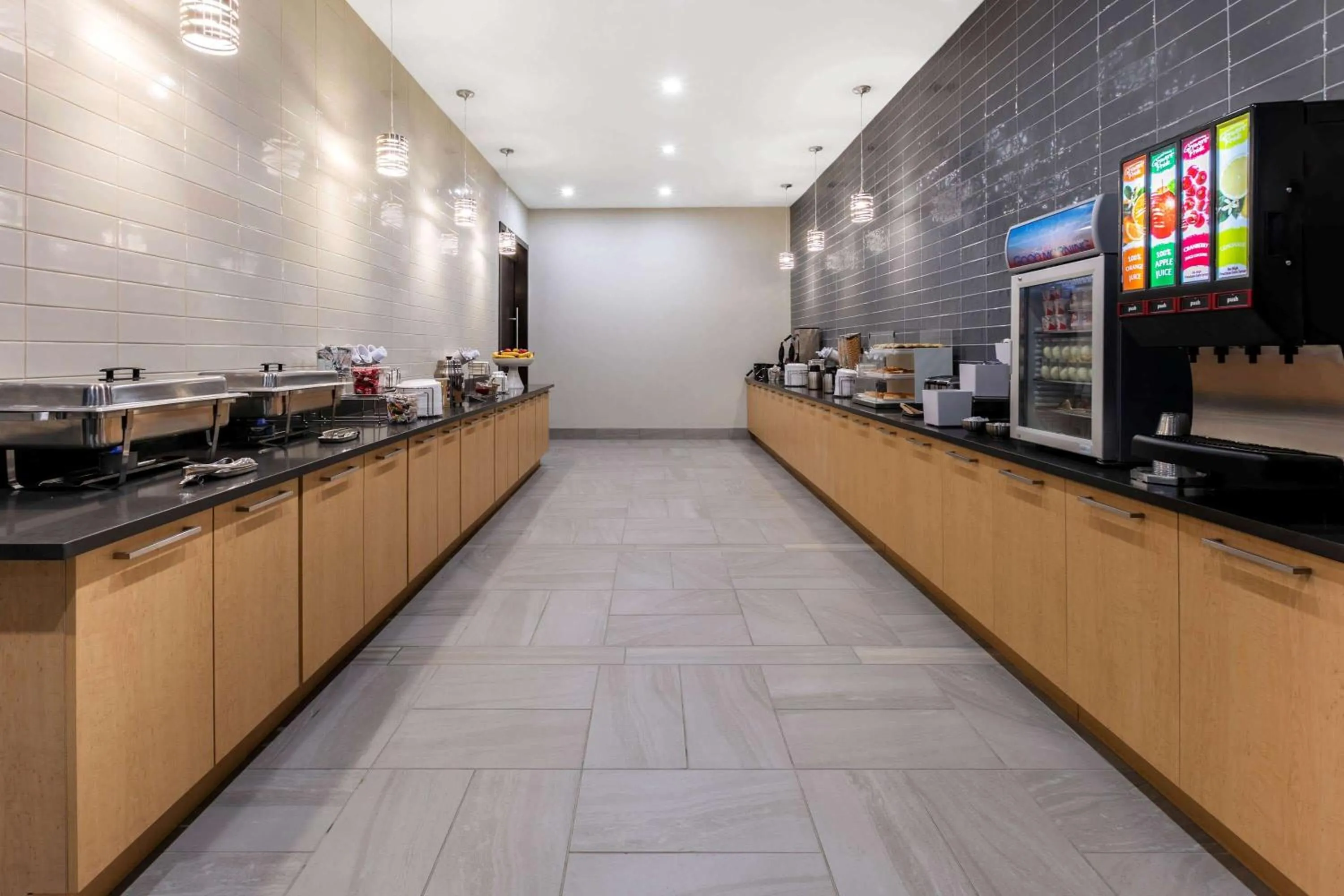 Restaurant/places to eat in La Quinta Inn & Suites by Wyndham Lewisville