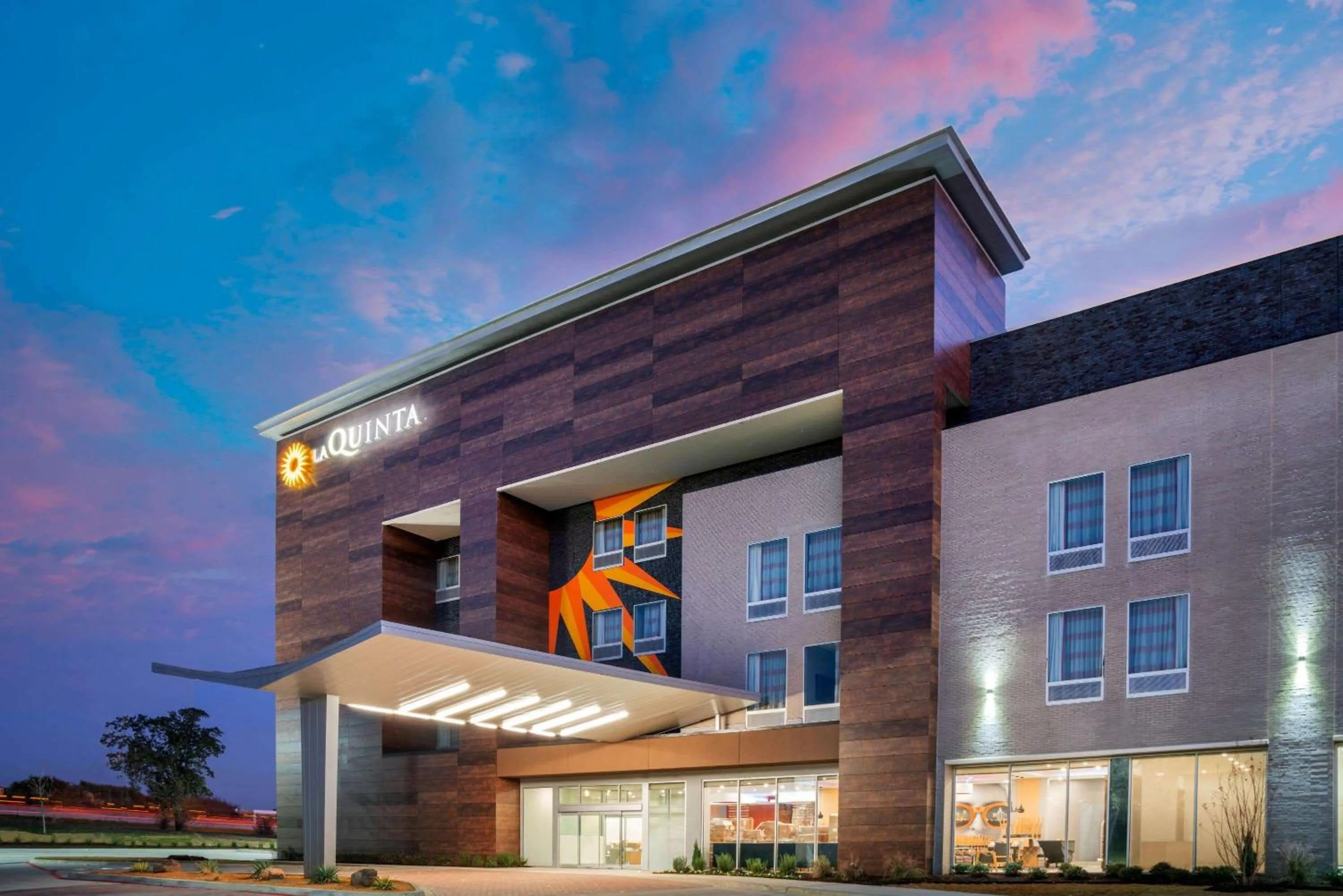 Property building in La Quinta Inn & Suites by Wyndham Lewisville