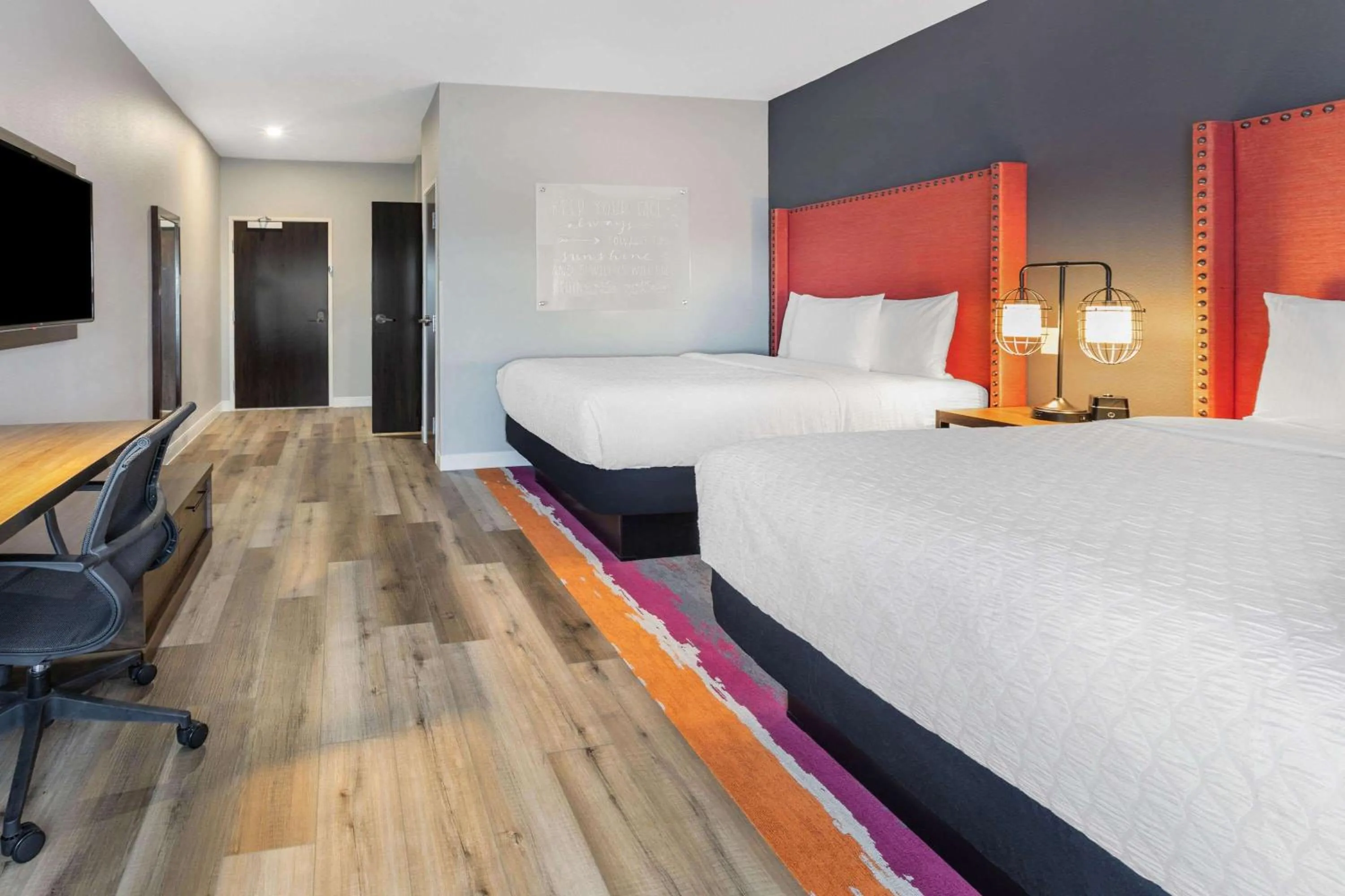 Photo of the whole room, Bed in La Quinta Inn & Suites by Wyndham Lewisville