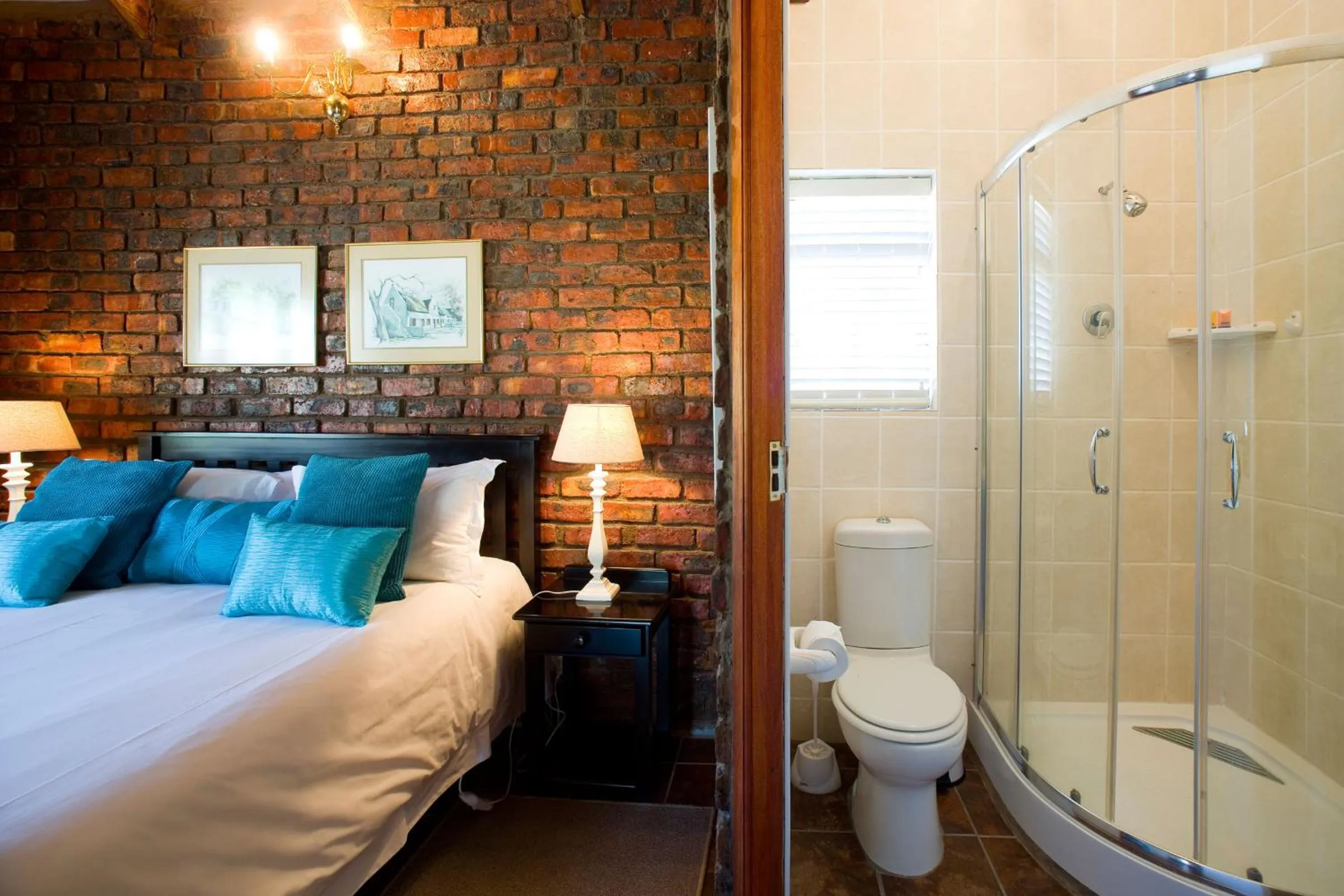 Photo of the whole room, Bed in Swallows Nest Country Cottages