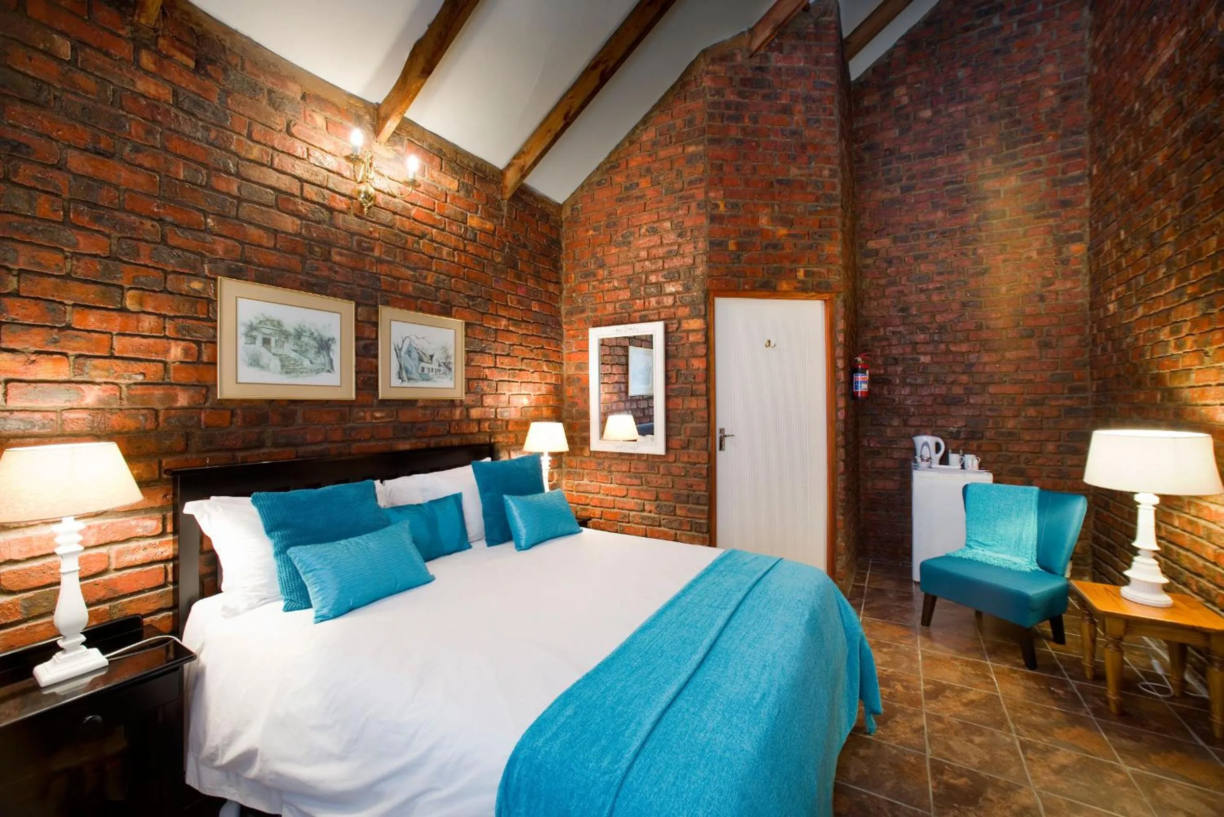 Photo of the whole room, Bed in Swallows Nest Country Cottages