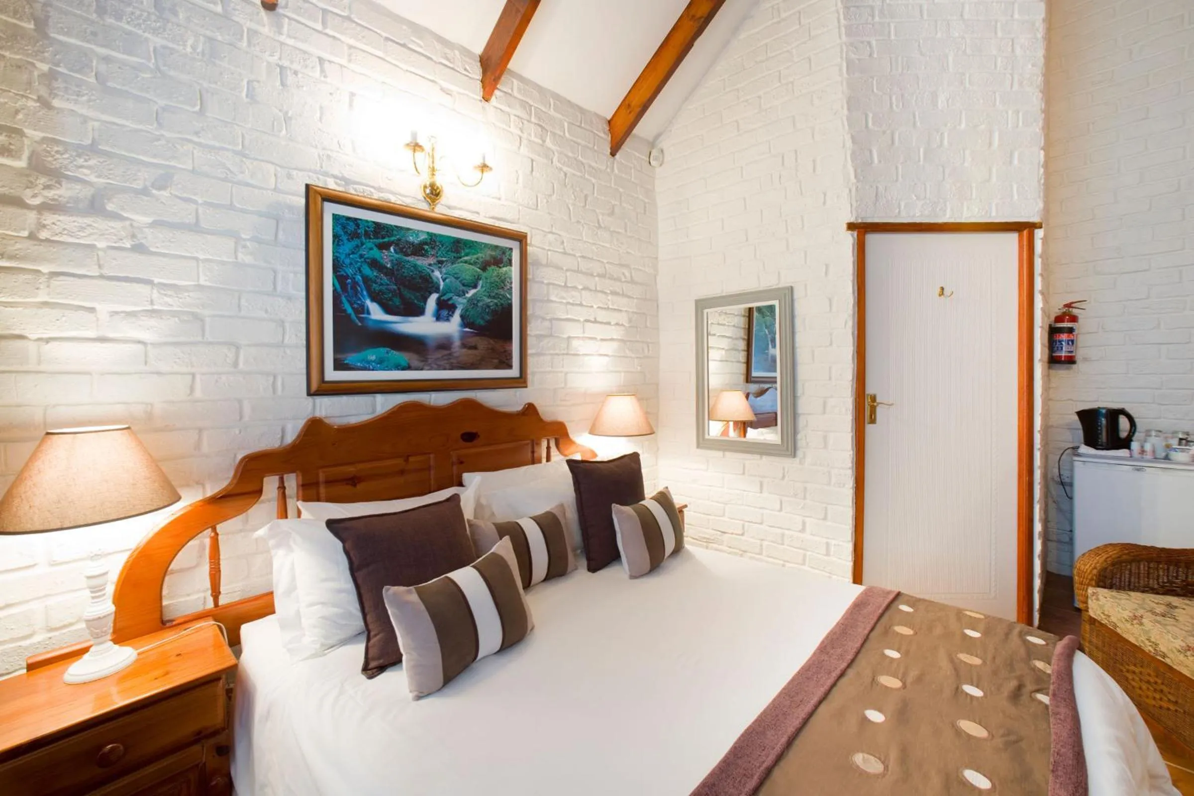 Photo of the whole room, Bed in Swallows Nest Country Cottages