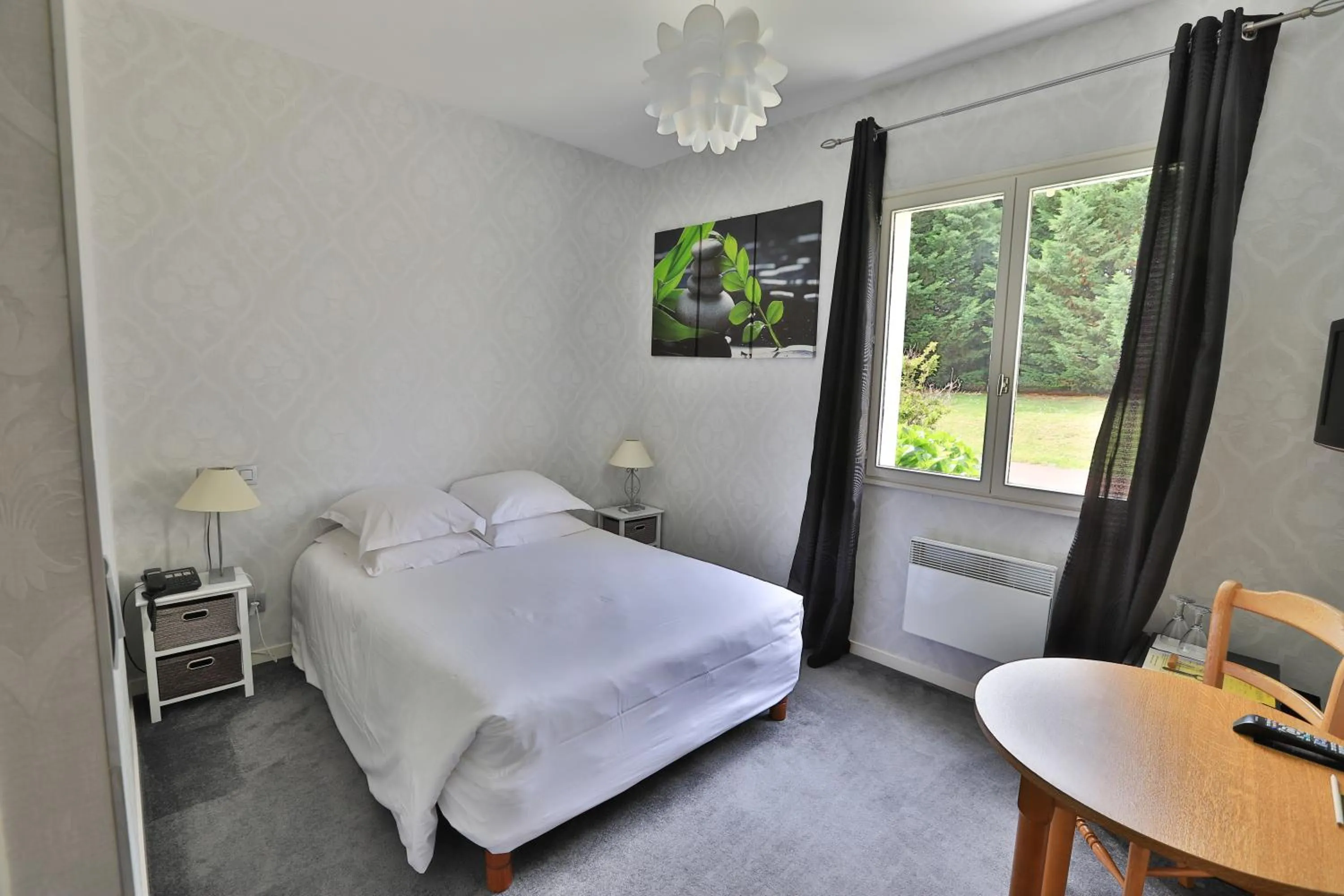 Bed in Logis Hotel Des Grands Vins