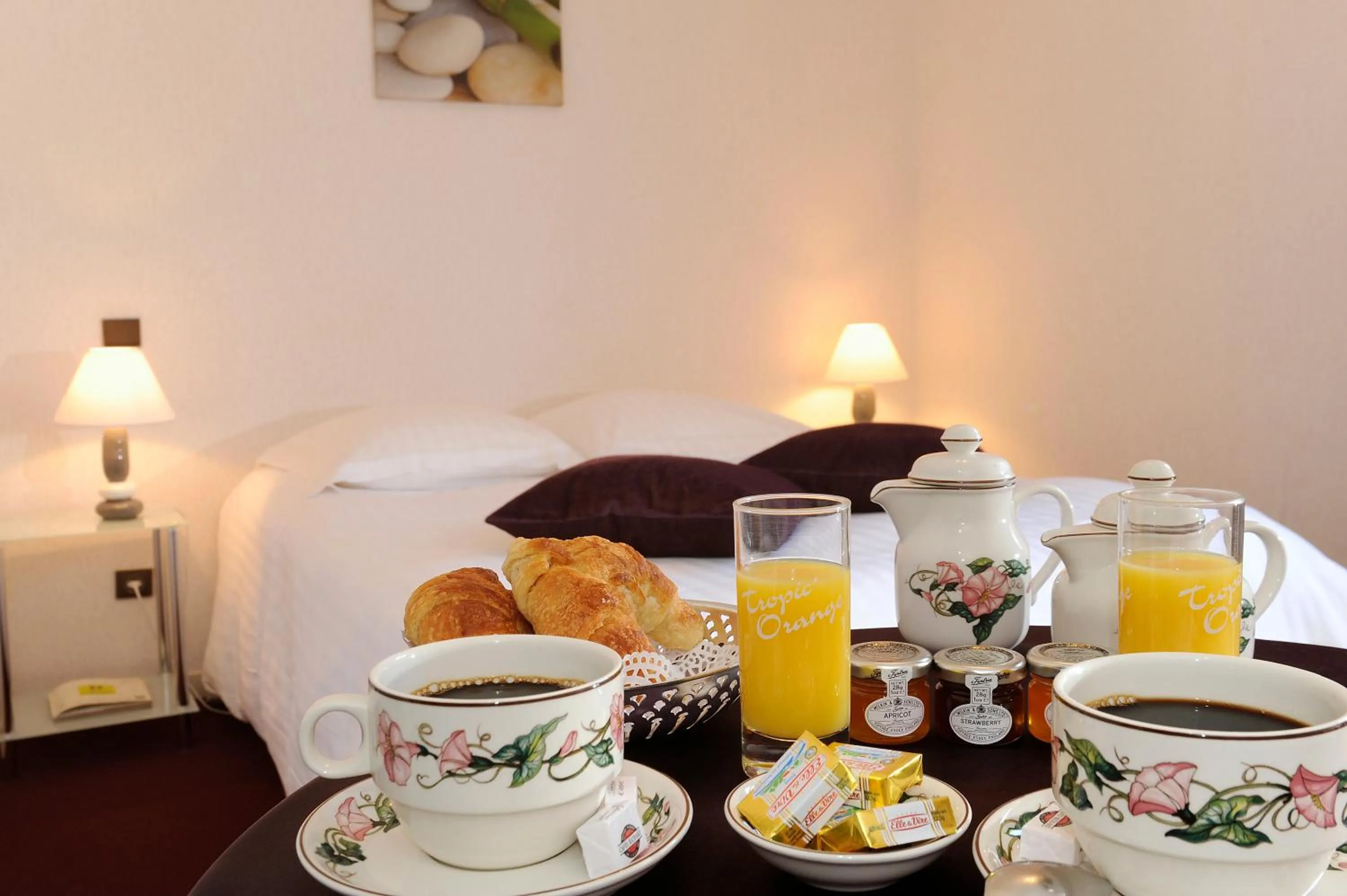 Italian breakfast, Bed in Logis Hotel Des Grands Vins