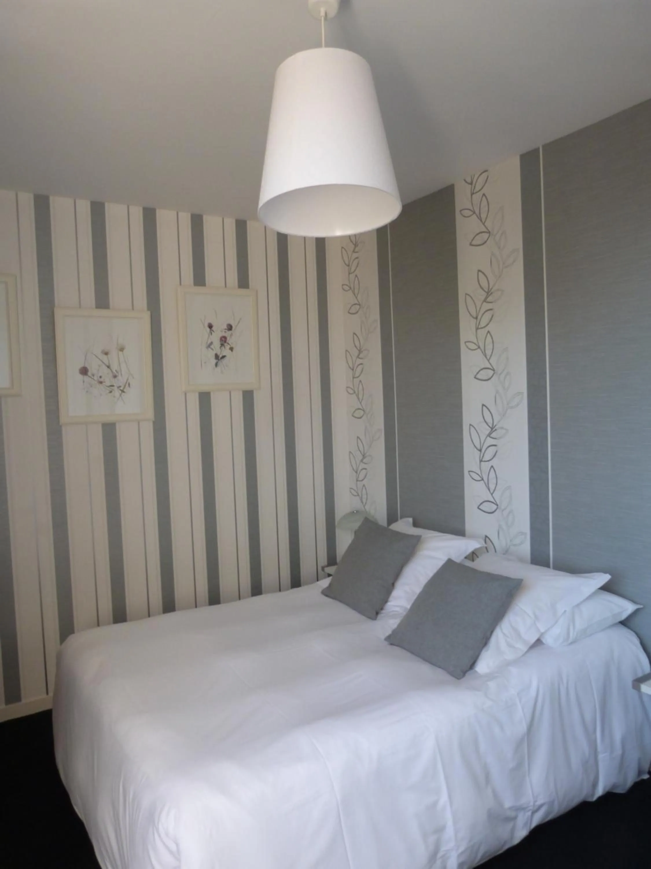 Bed in Logis Hotel Des Grands Vins