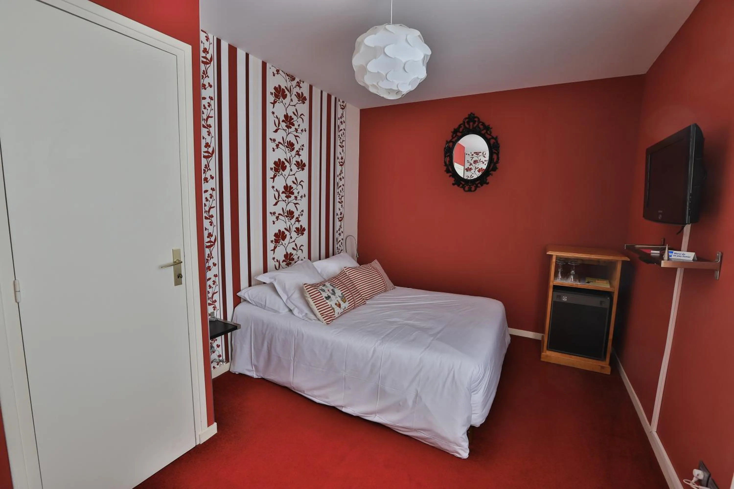 Bed in Logis Hotel Des Grands Vins