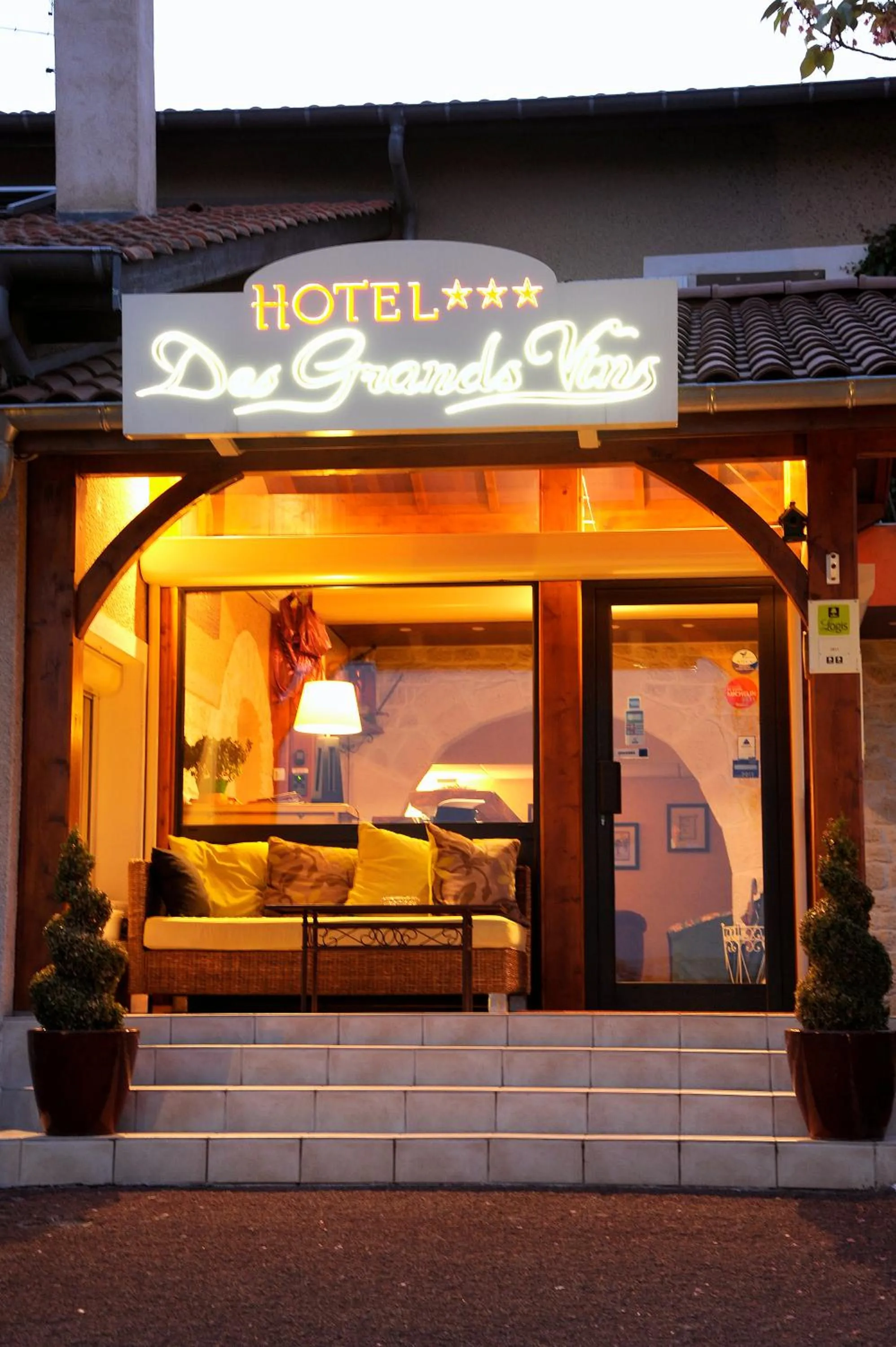 Facade/entrance in Logis Hotel Des Grands Vins