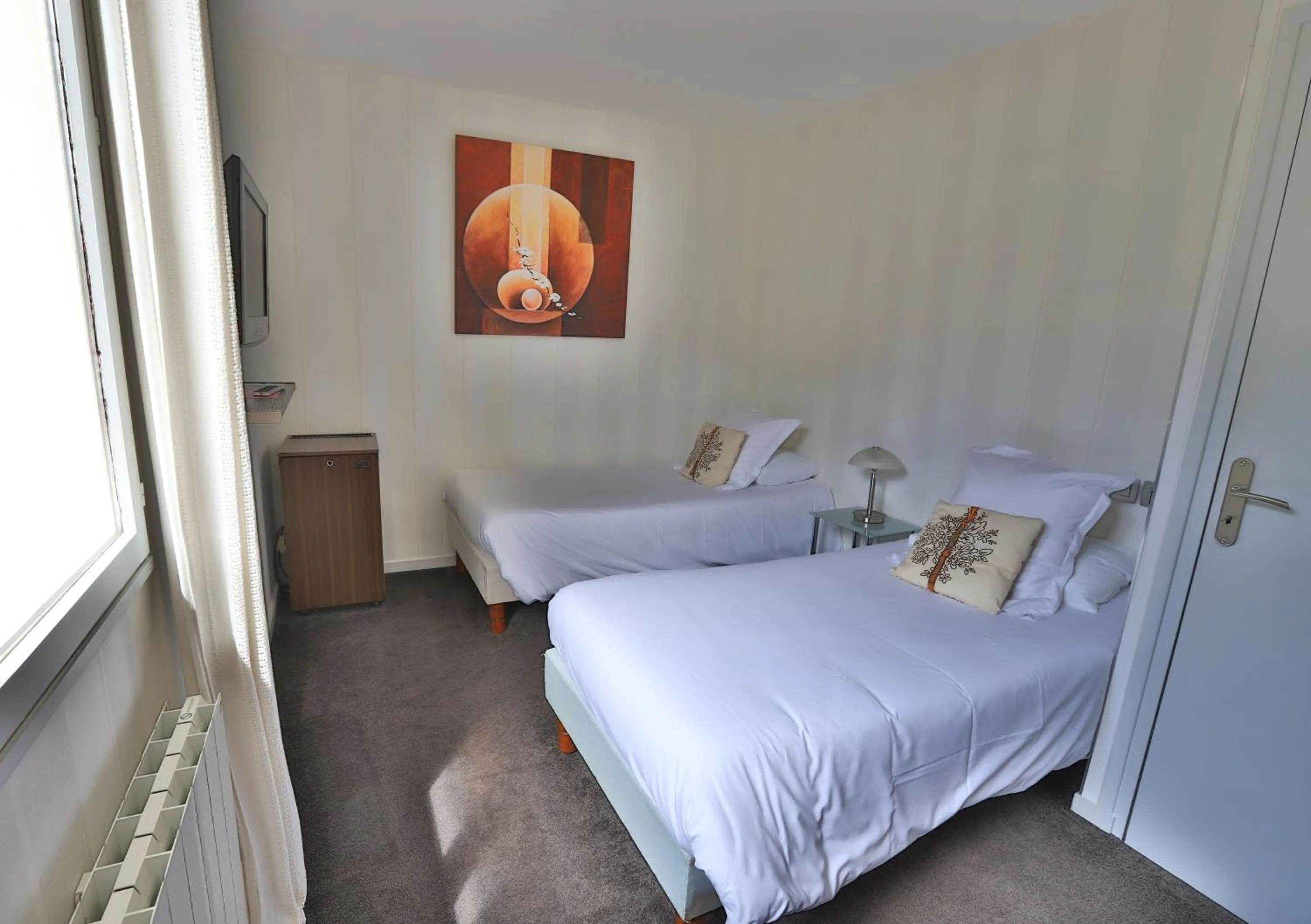 Bed in Logis Hotel Des Grands Vins