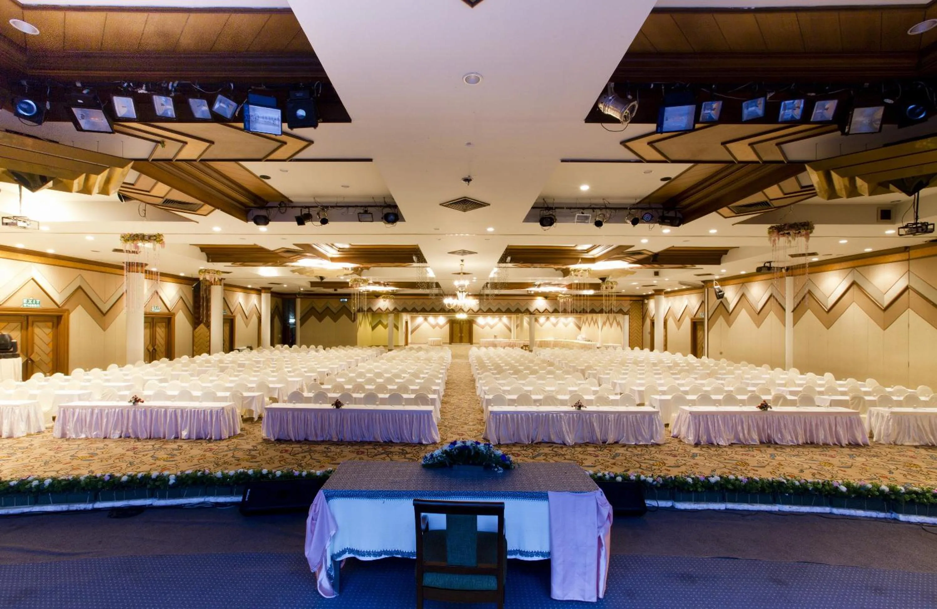 Business facilities in Charoen Hotel