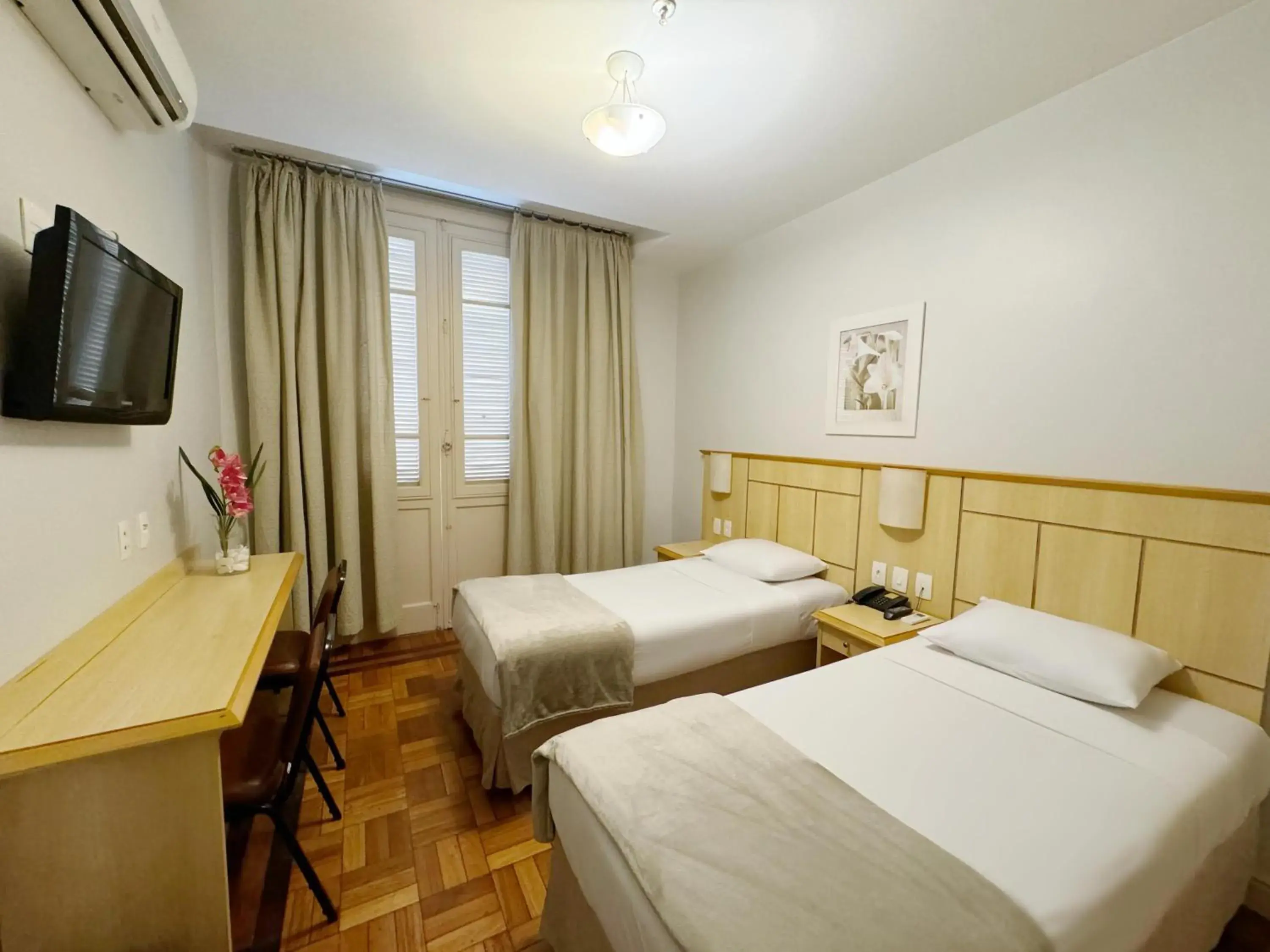 Standard Twin Room in Hotel Monte Alegre Standard Twin Room in Hotel Monte Alegre