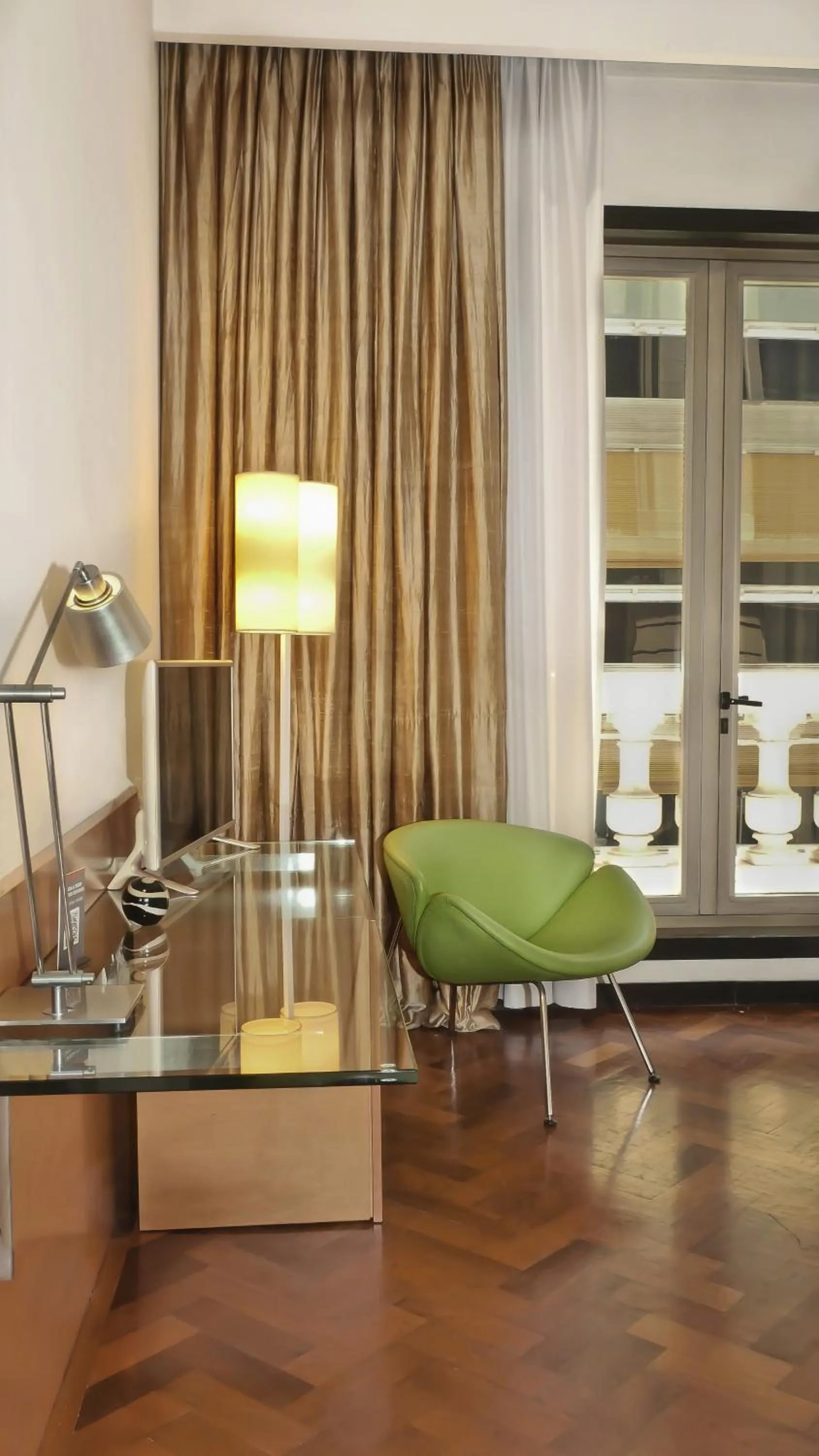 Photo of the whole room in 725 Continental Hotel