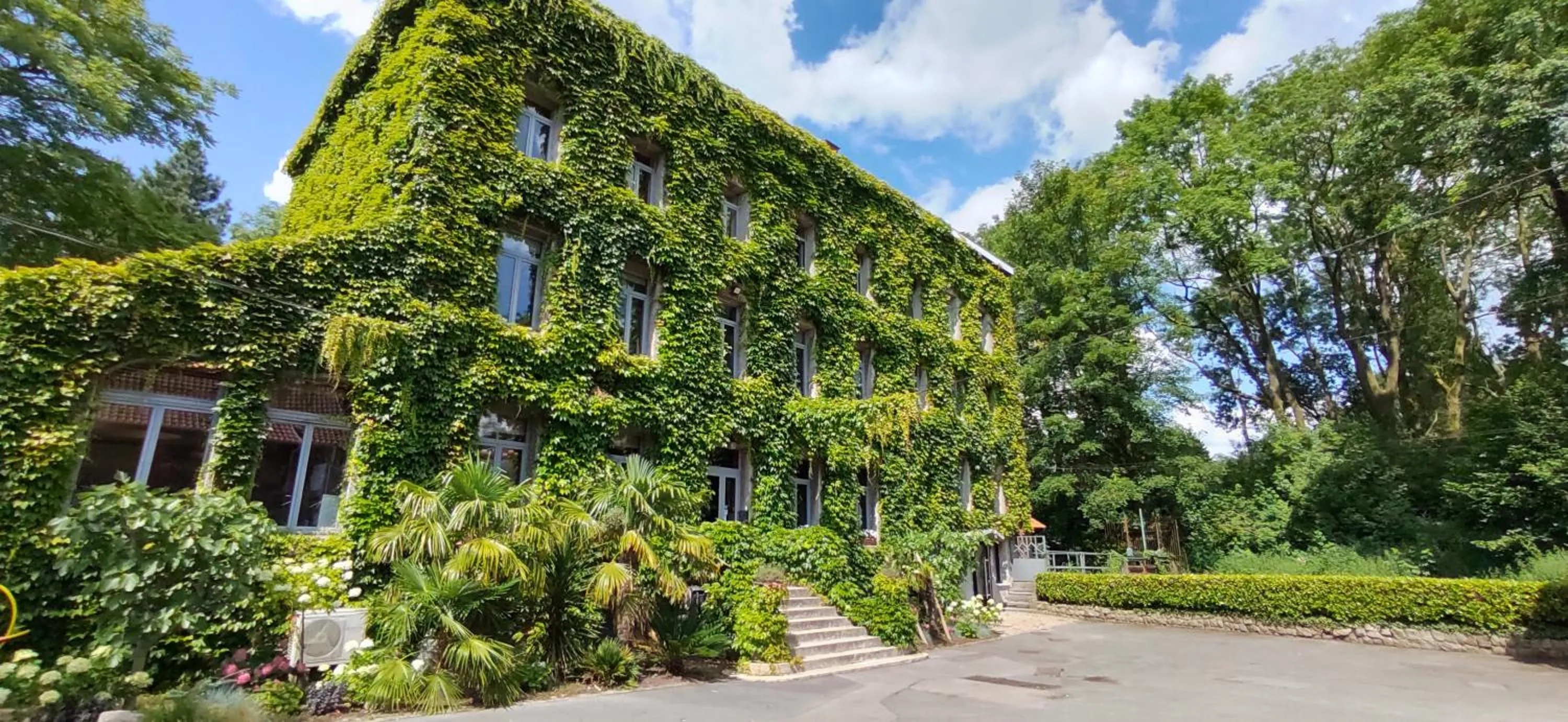 Property building in LOGIS HÔTEL-RESTAURANT - Le Moulin d'Artres