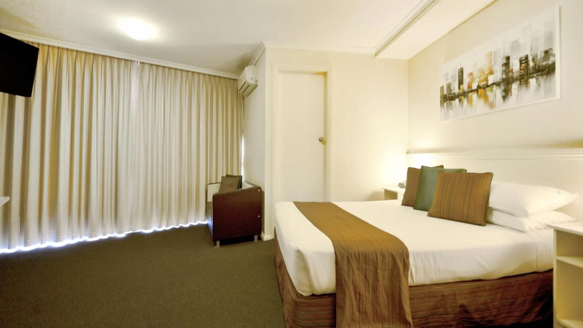 Bed in Atlantic Tower Motor Inn