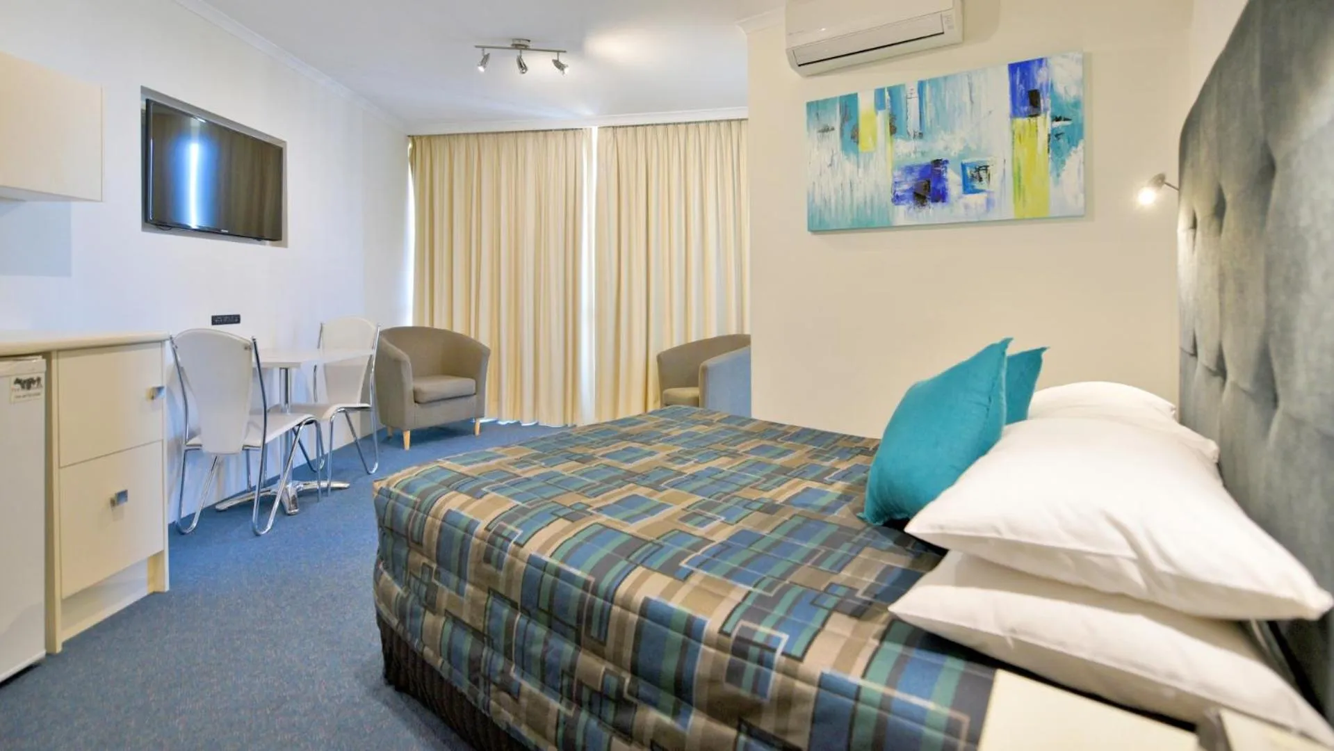 Bed in Atlantic Tower Motor Inn