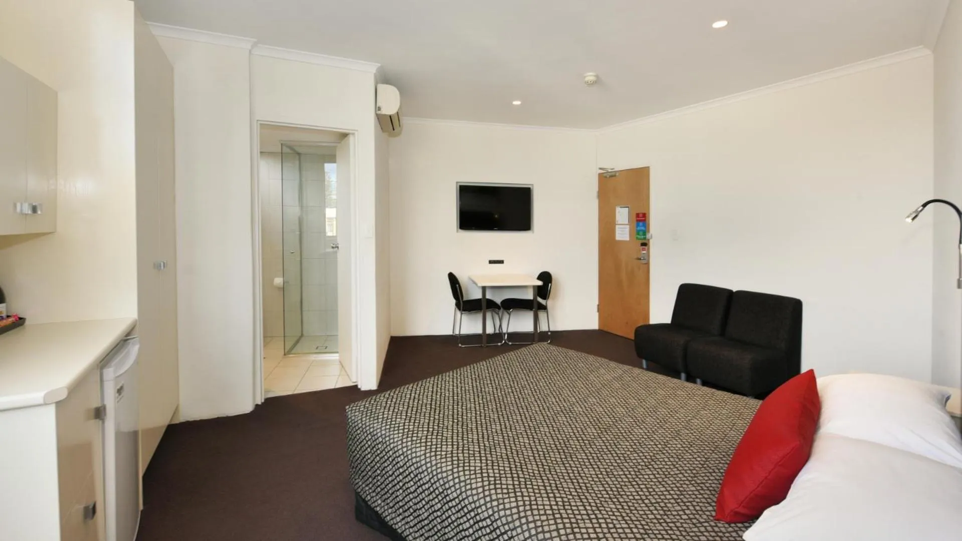 Bed in Atlantic Tower Motor Inn