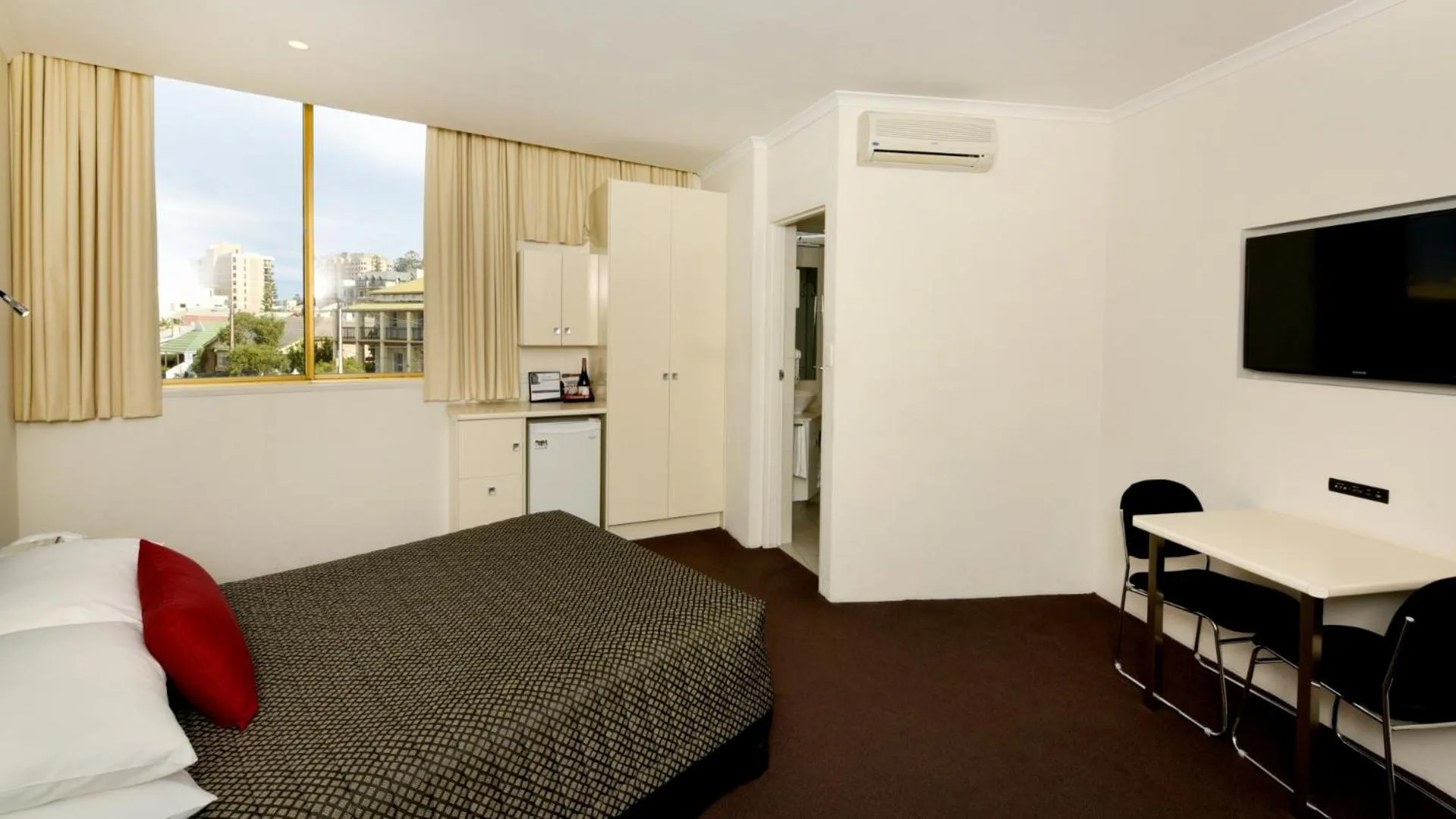 Bed in Atlantic Tower Motor Inn