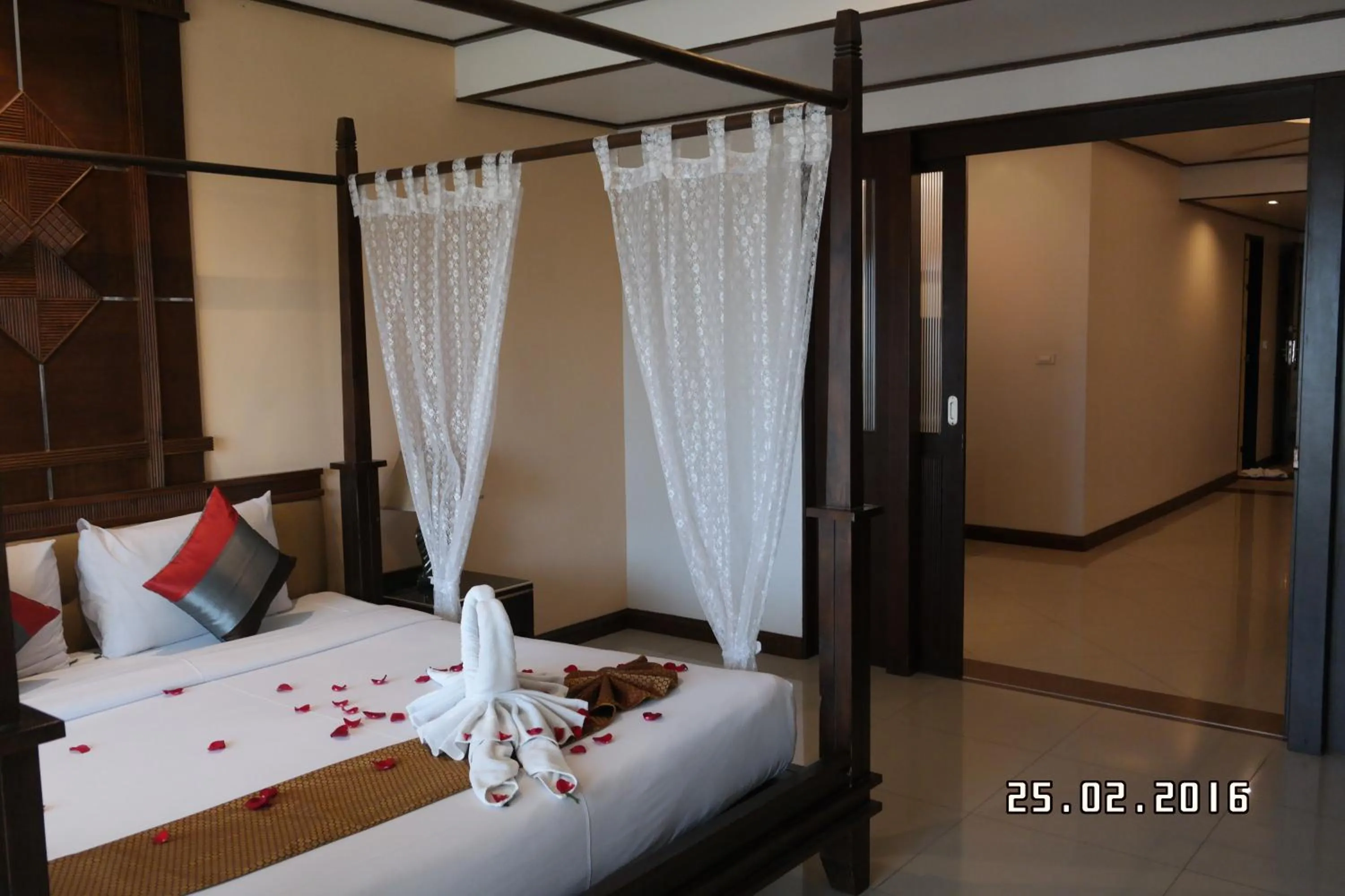 Bedroom, Bed in Pattaya Loft