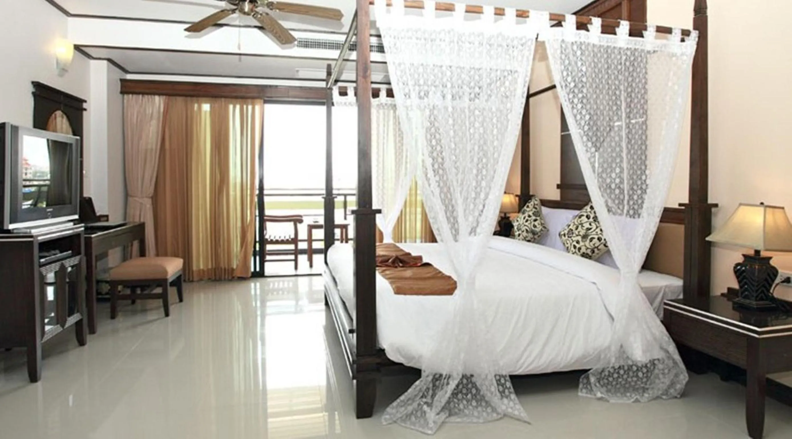 Photo of the whole room, Bed in Pattaya Loft