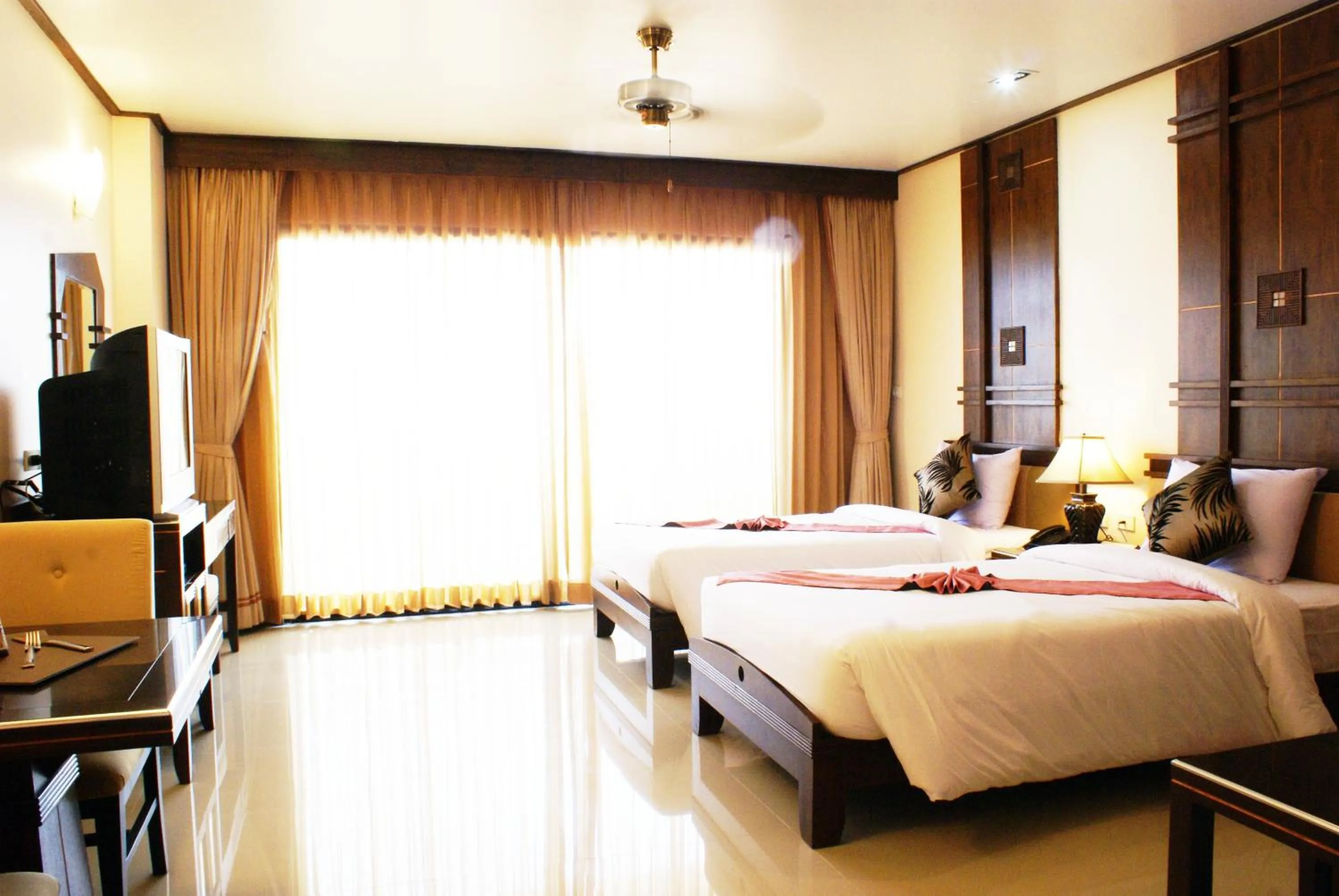 Photo of the whole room, Bed in Pattaya Loft