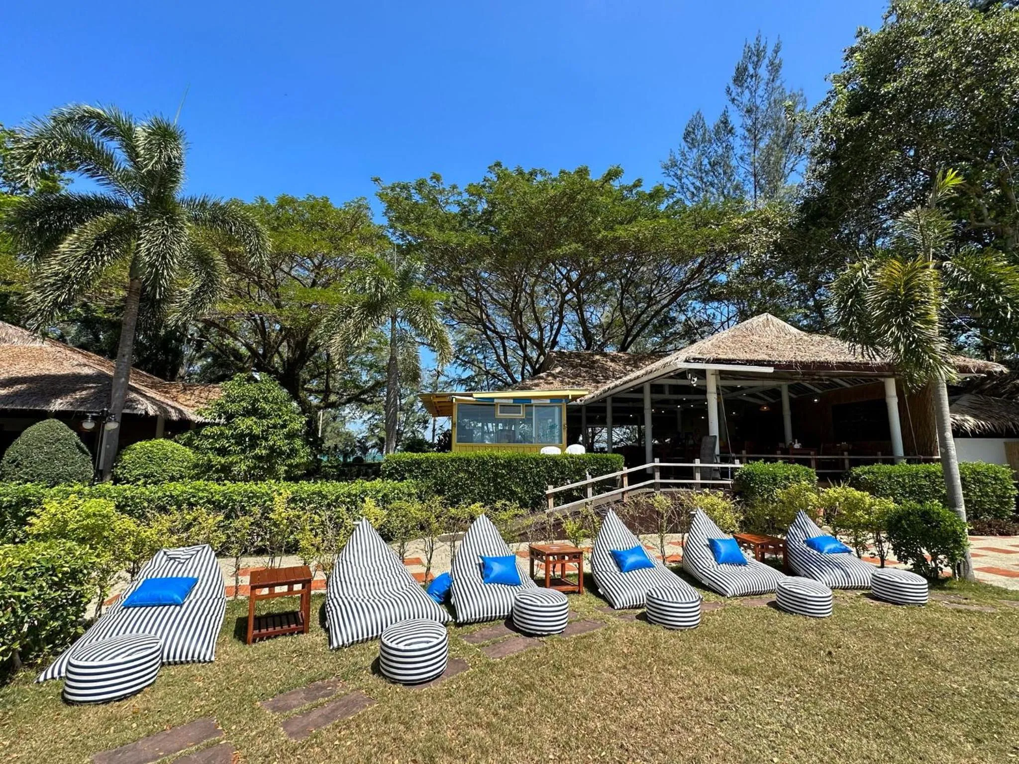 Seating area in Twin Bay Resort Koh Lanta