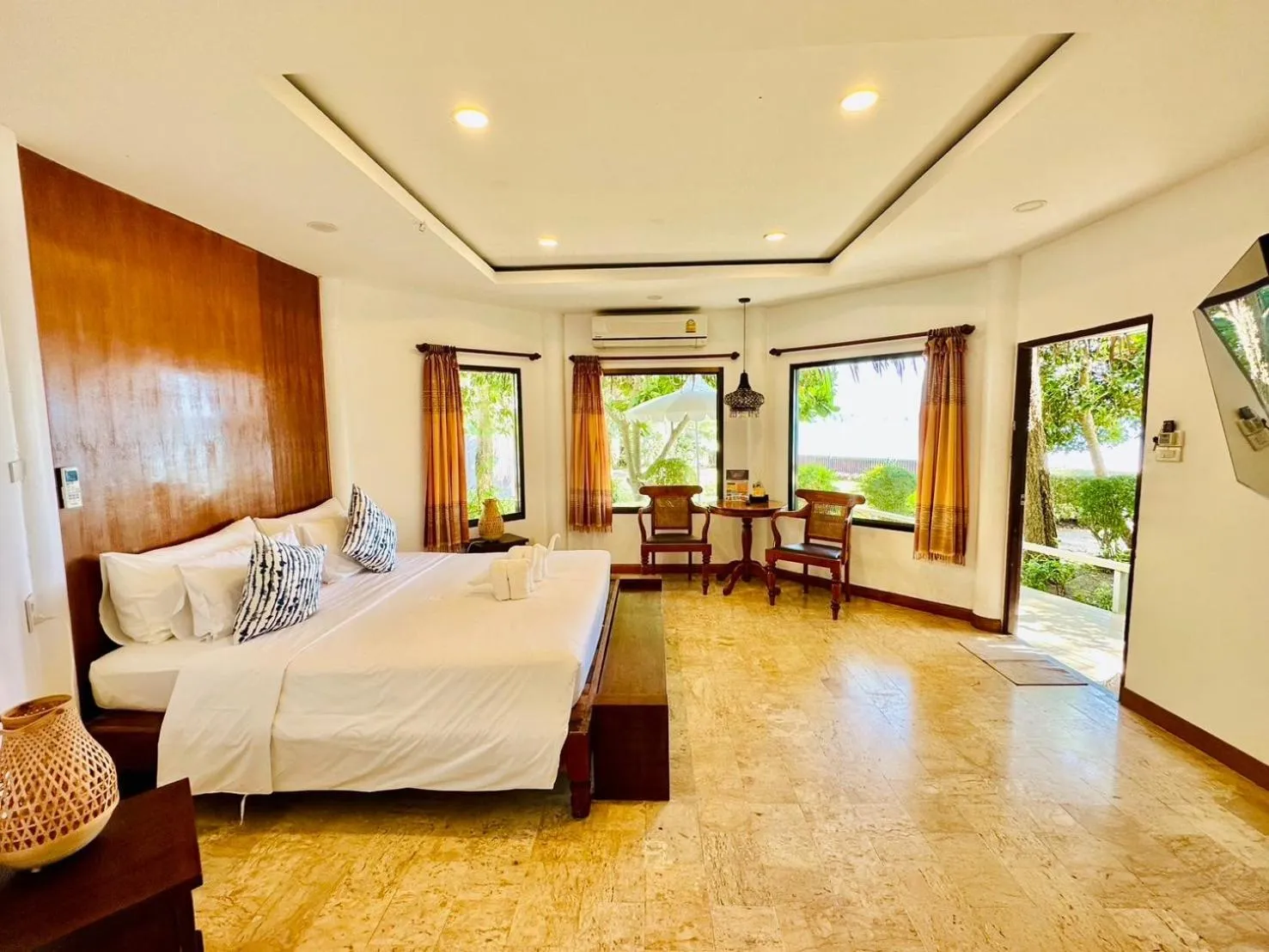 Bedroom, Bed in Twin Bay Resort Koh Lanta