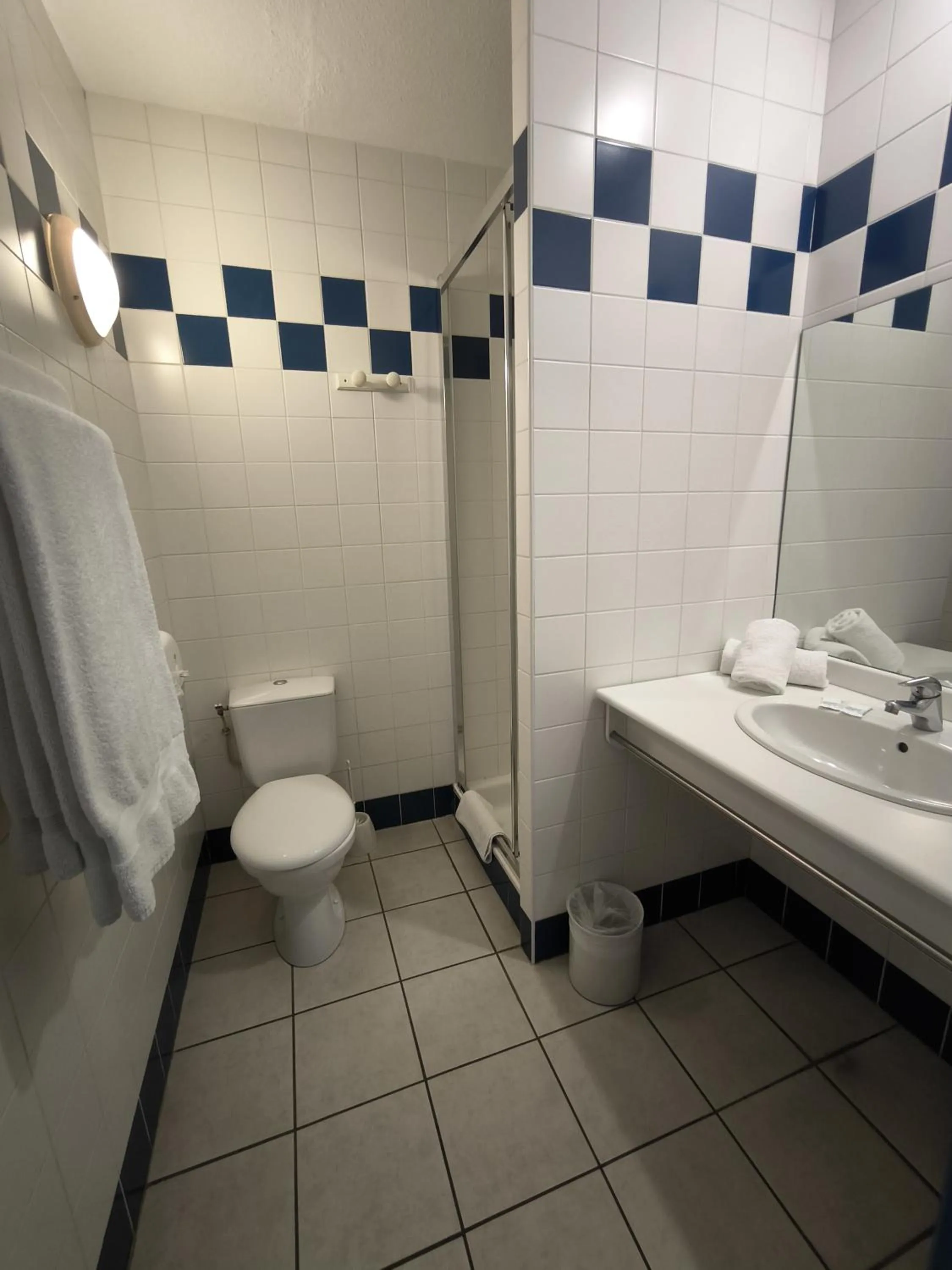 Shower in Hôtel Le Laury's