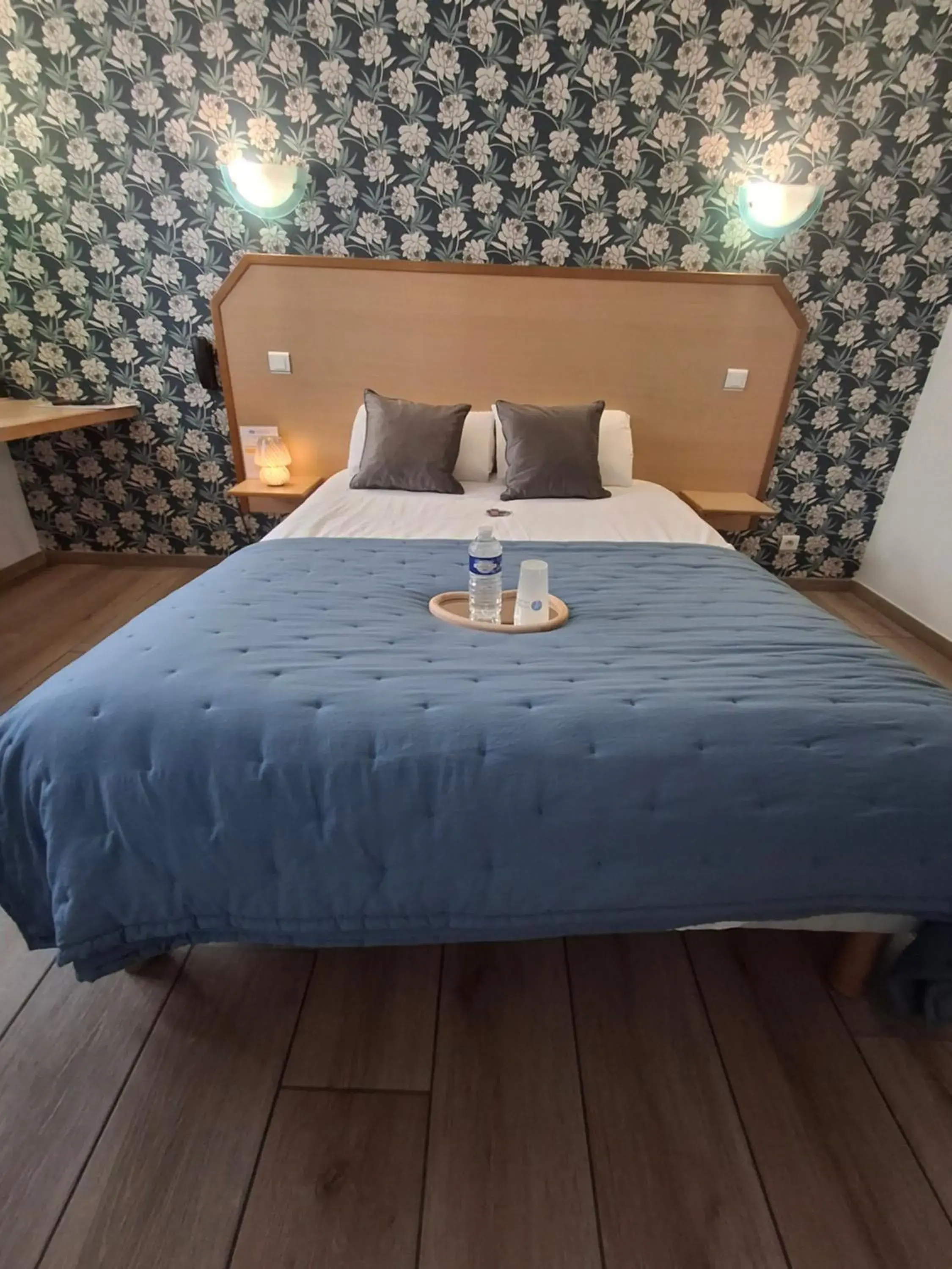 Standard Double Room in Hôtel Le Laury's-hôtel calme proche de Rodez avec parking privé gratuit Standard Double Room in Hôtel Le Laury's-hôtel calme proche de Rodez avec parking privé gratuit