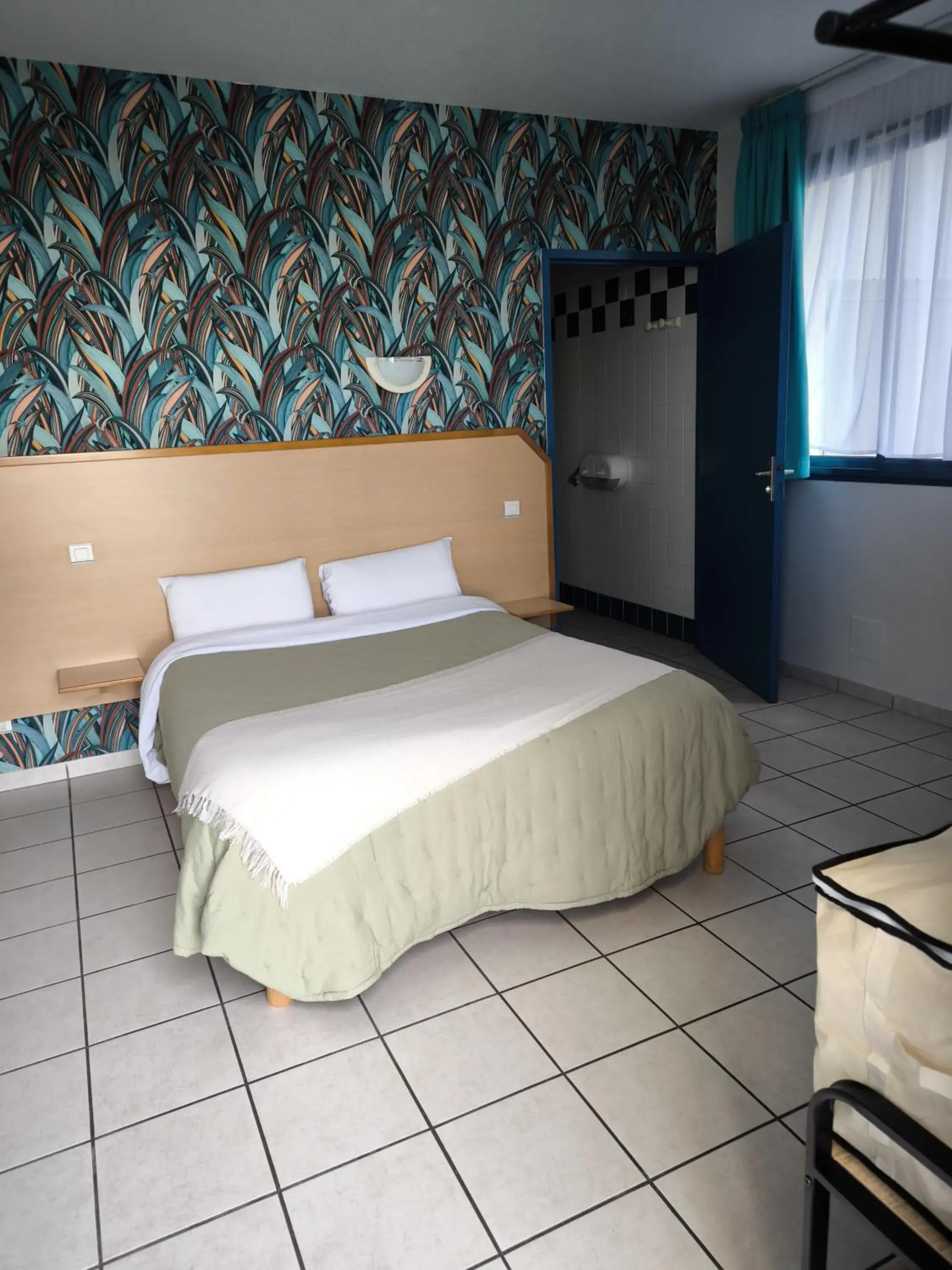 Double Room - Disability Access in Hôtel Le Laury's-hôtel calme proche de Rodez avec parking privé gratuit Double Room - Disability Access in Hôtel Le Laury's-hôtel calme proche de Rodez avec parking privé gratuit
