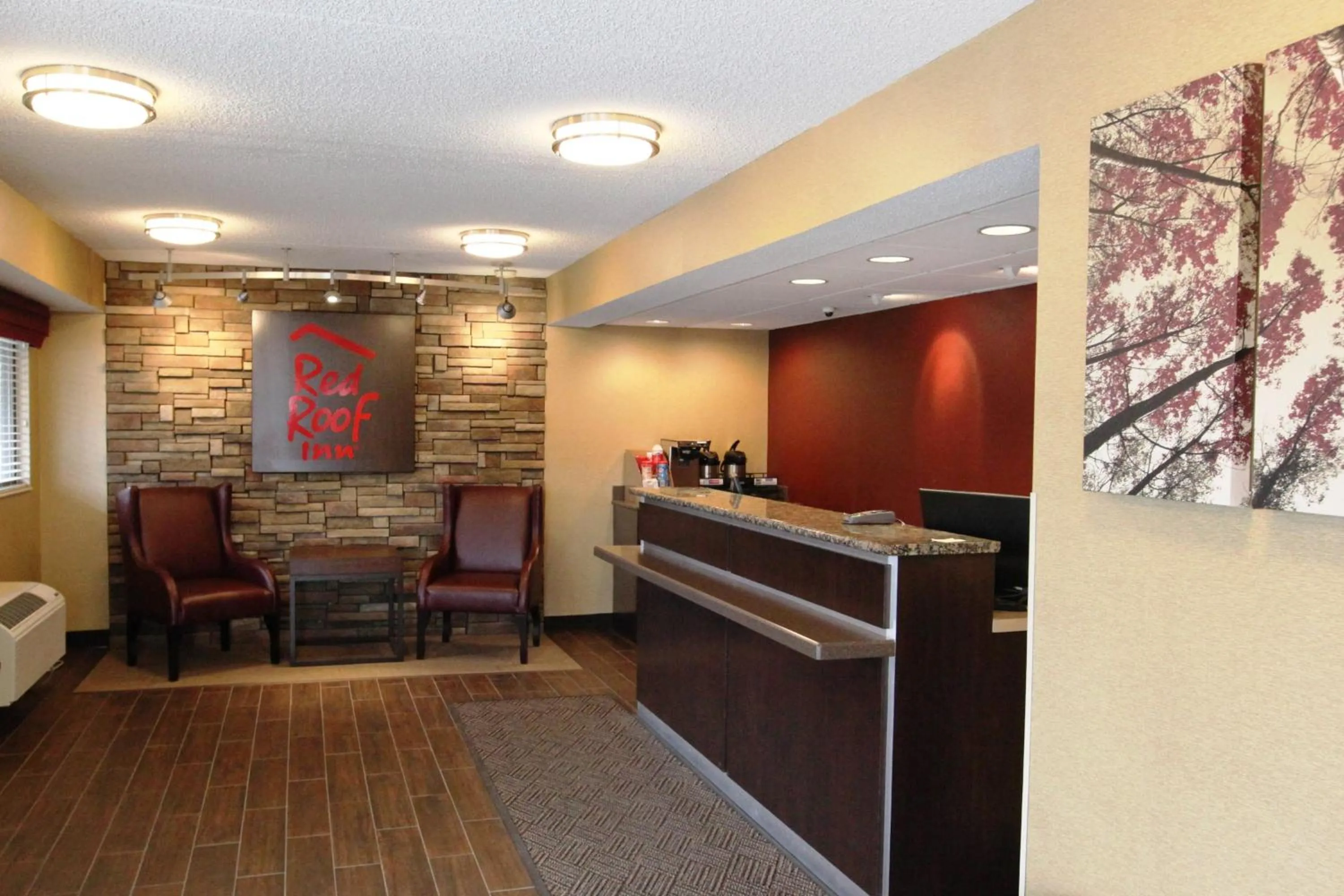 Lobby or reception in Red Roof Inn Albany Airport