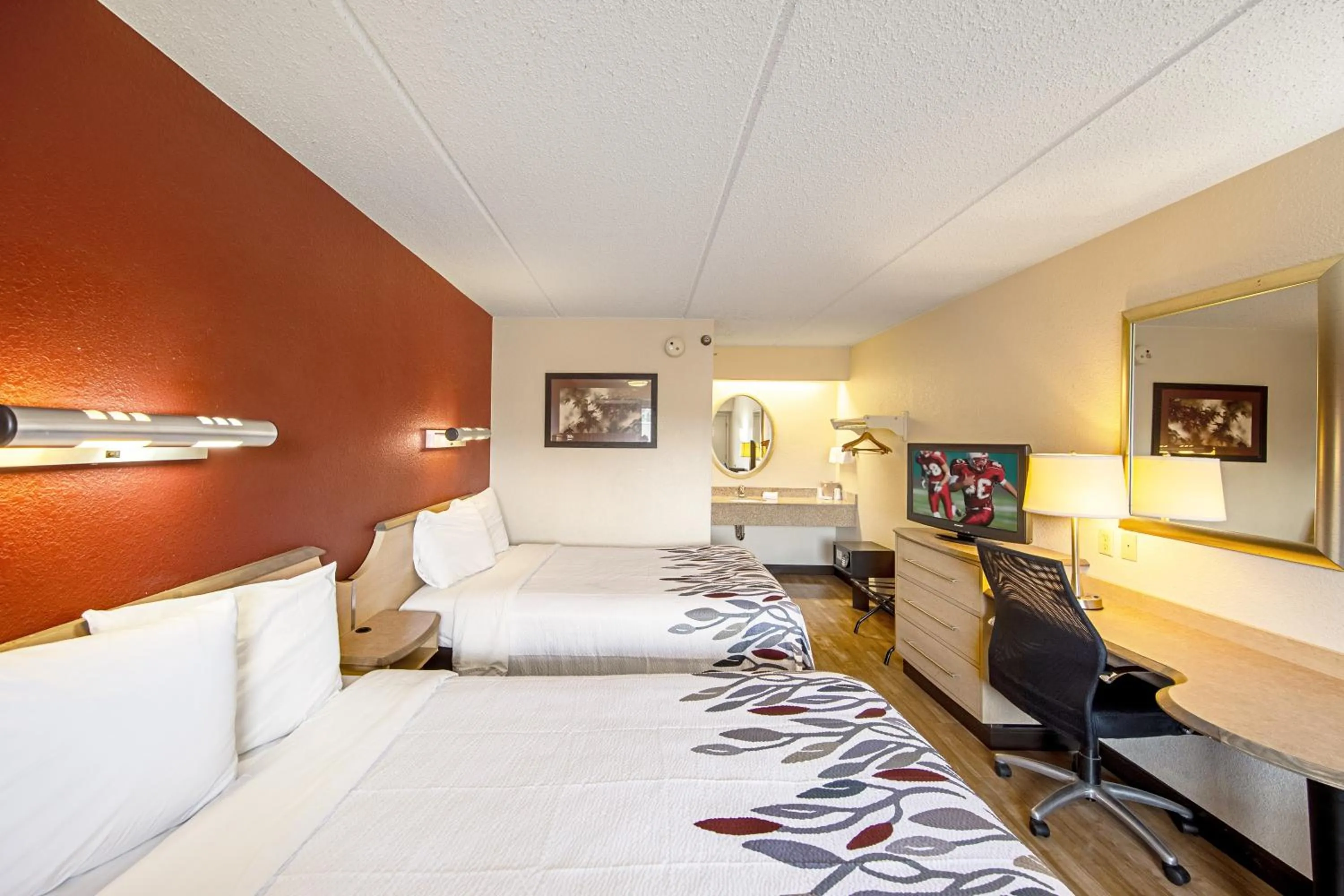 Photo of the whole room, Bed in Red Roof Inn Albany Airport