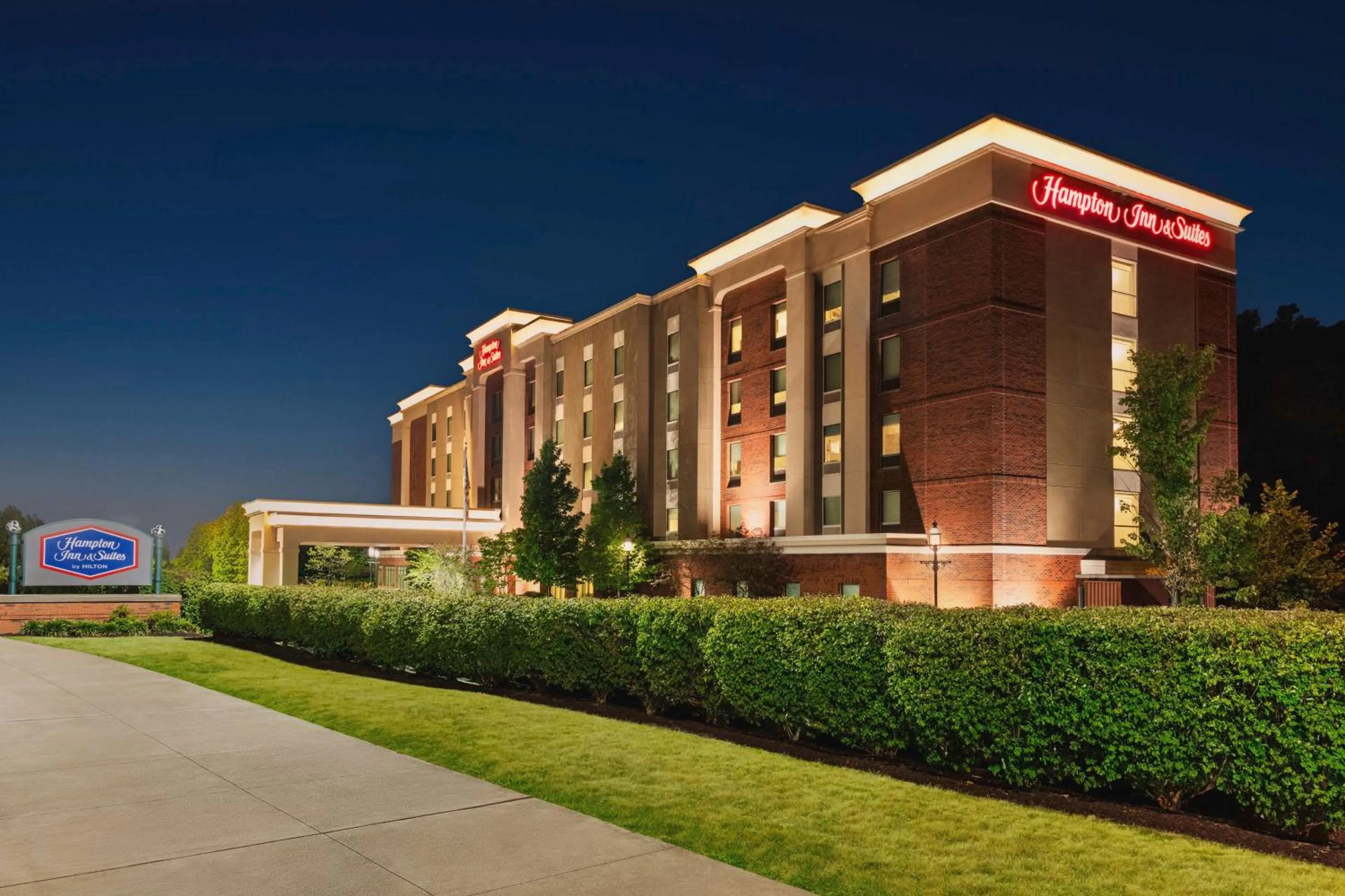Property building in Hampton Inn & Suites Pittsburgh Waterfront West Homestead