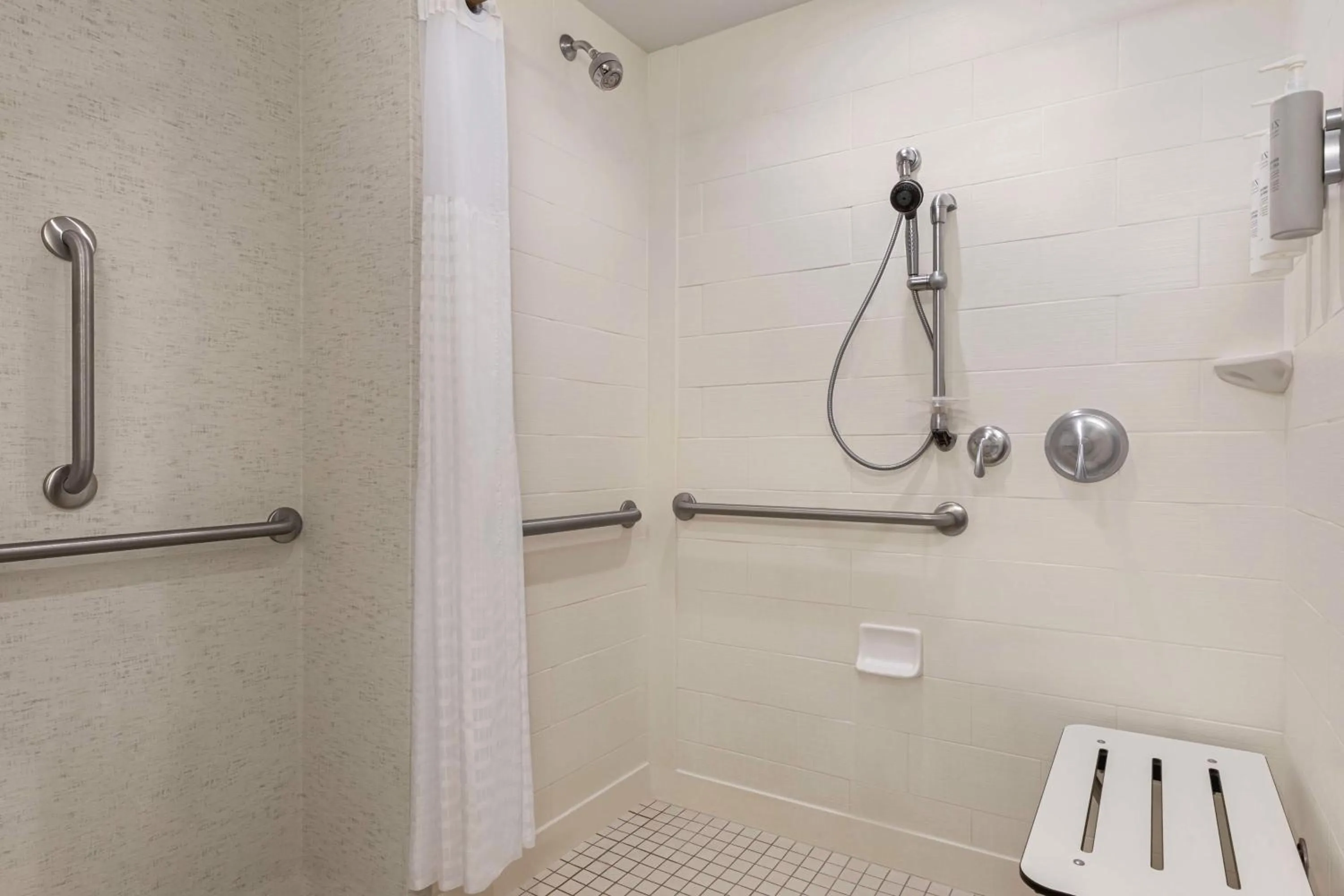 Bathroom in Hampton Inn & Suites Pittsburgh Waterfront West Homestead