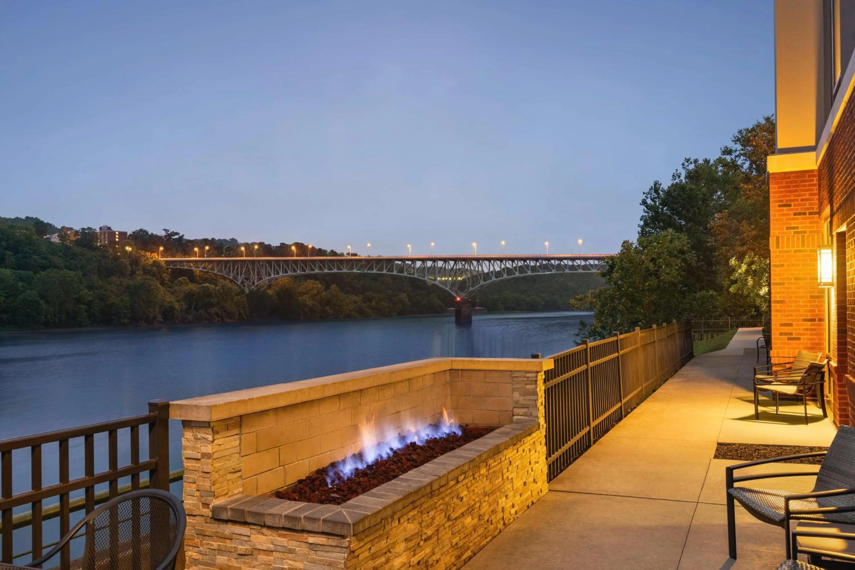 Patio in Hampton Inn & Suites Pittsburgh Waterfront West Homestead