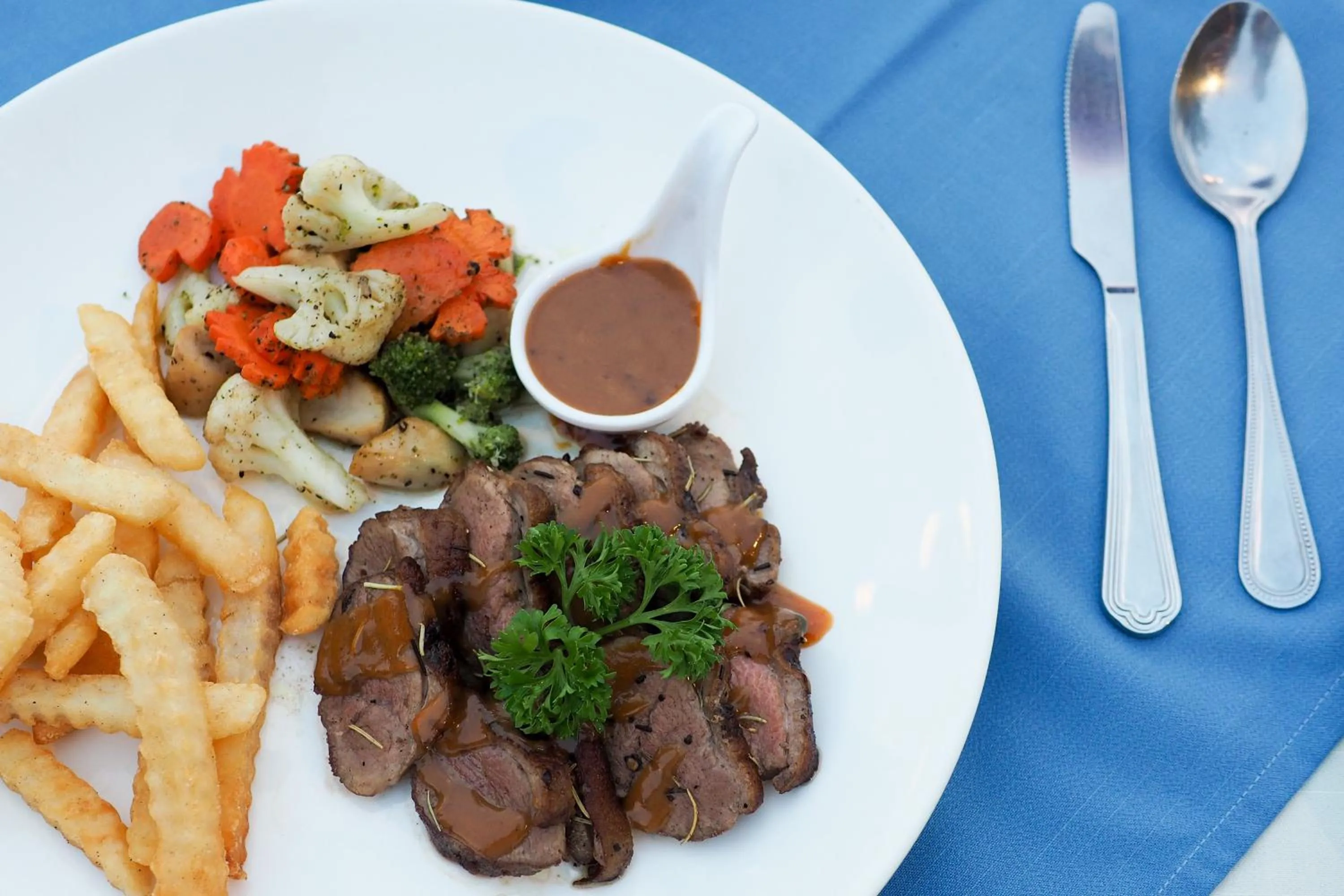 Food and drinks in Royal Lanta Resort & Spa