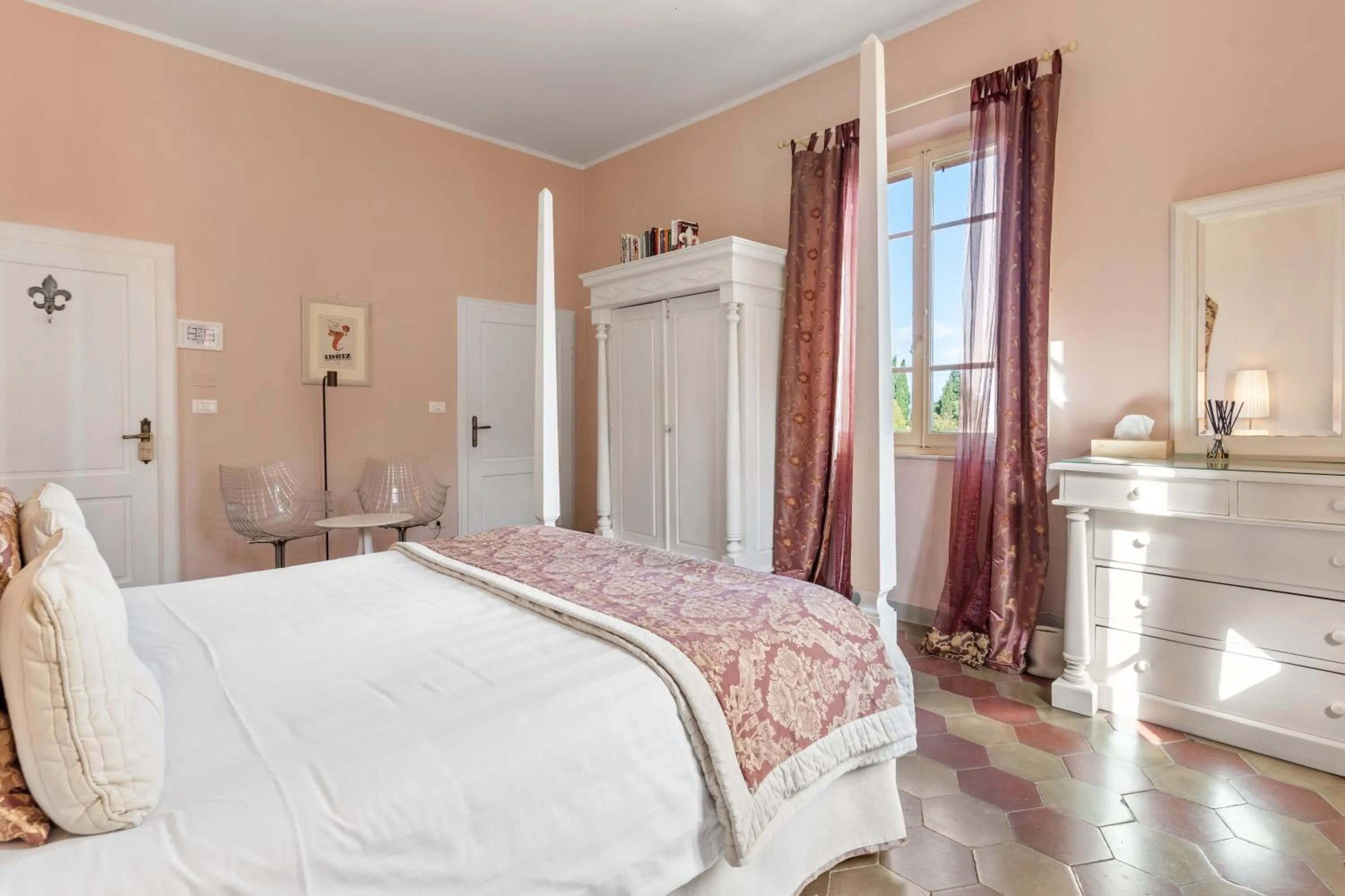 Bed in Fontelunga Hotel & Villas