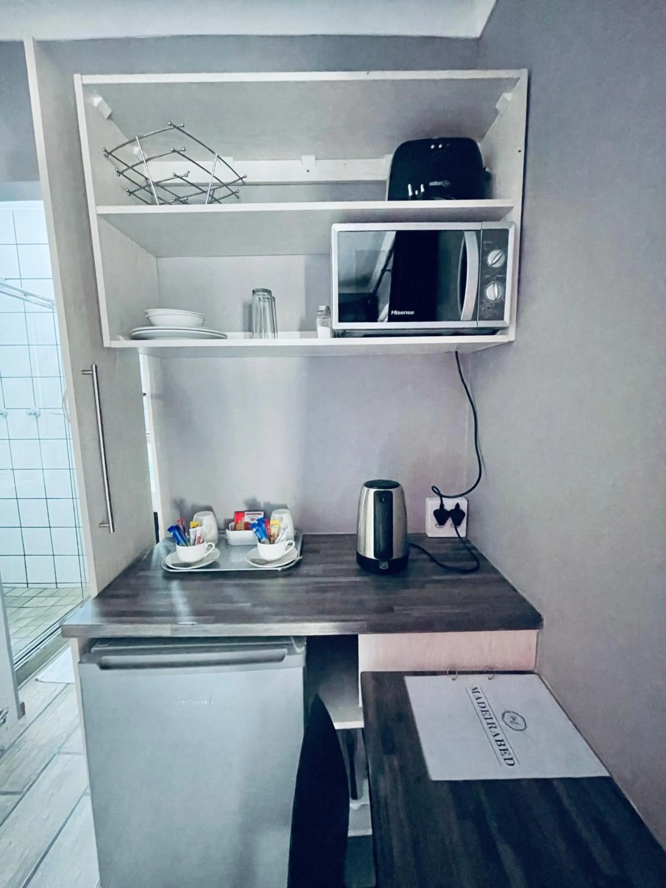 Coffee/tea facilities in Madeira Bed