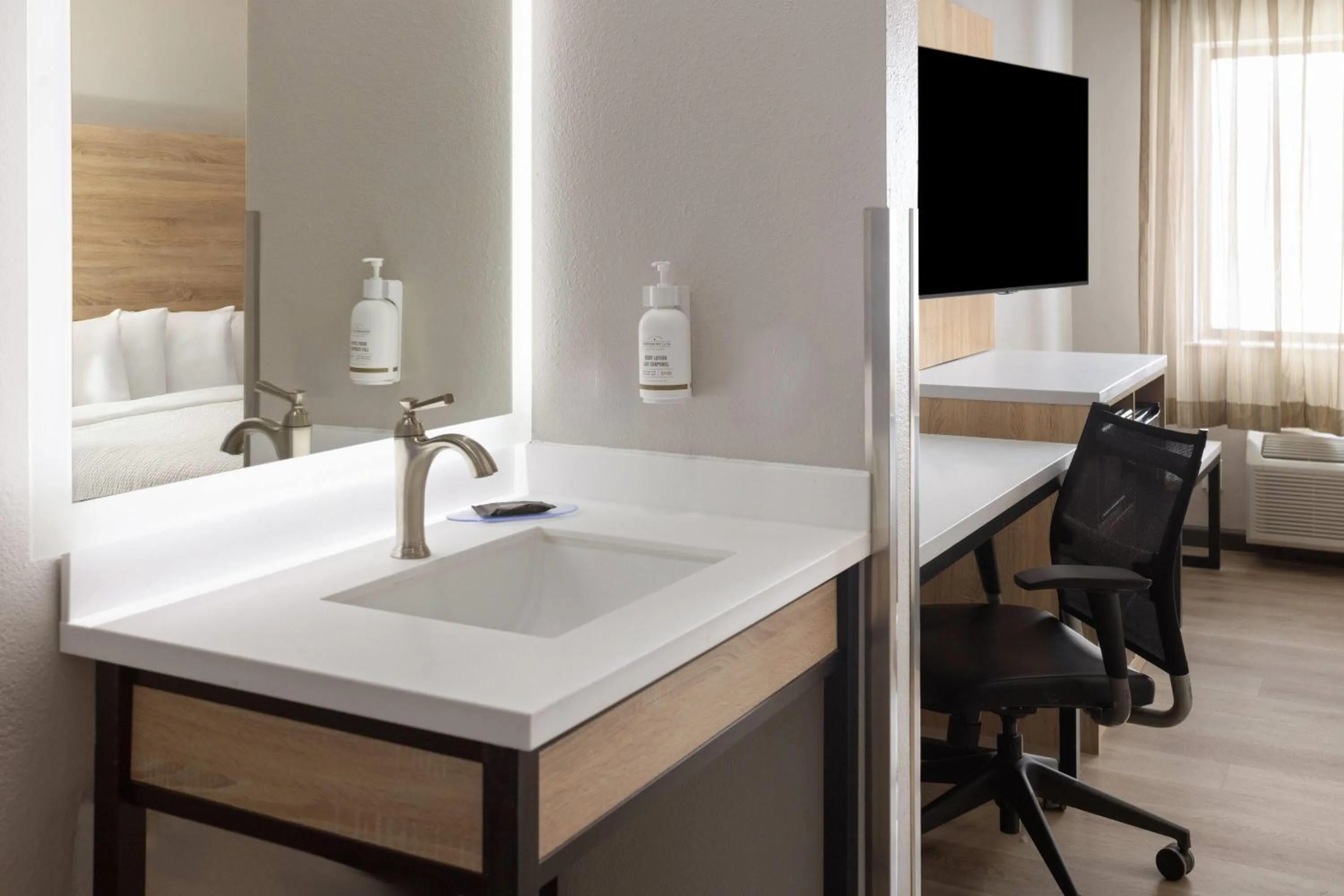 Photo of the whole room, Bed in La Quinta by Wyndham Mansfield OH